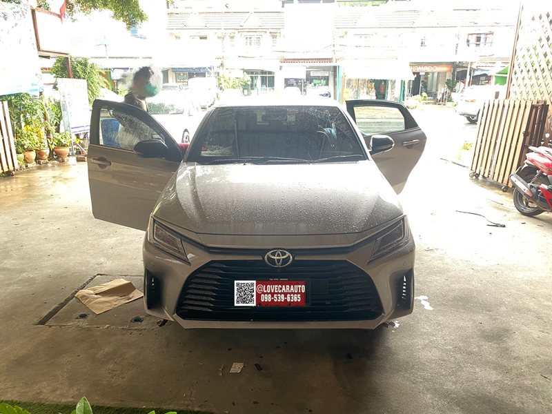 พรมปูพื้นรถยนต์ Toyota Yaris Ativ 2023 สีดำด้ายดำ ลายเคฟล่า + ไวนิลเทา