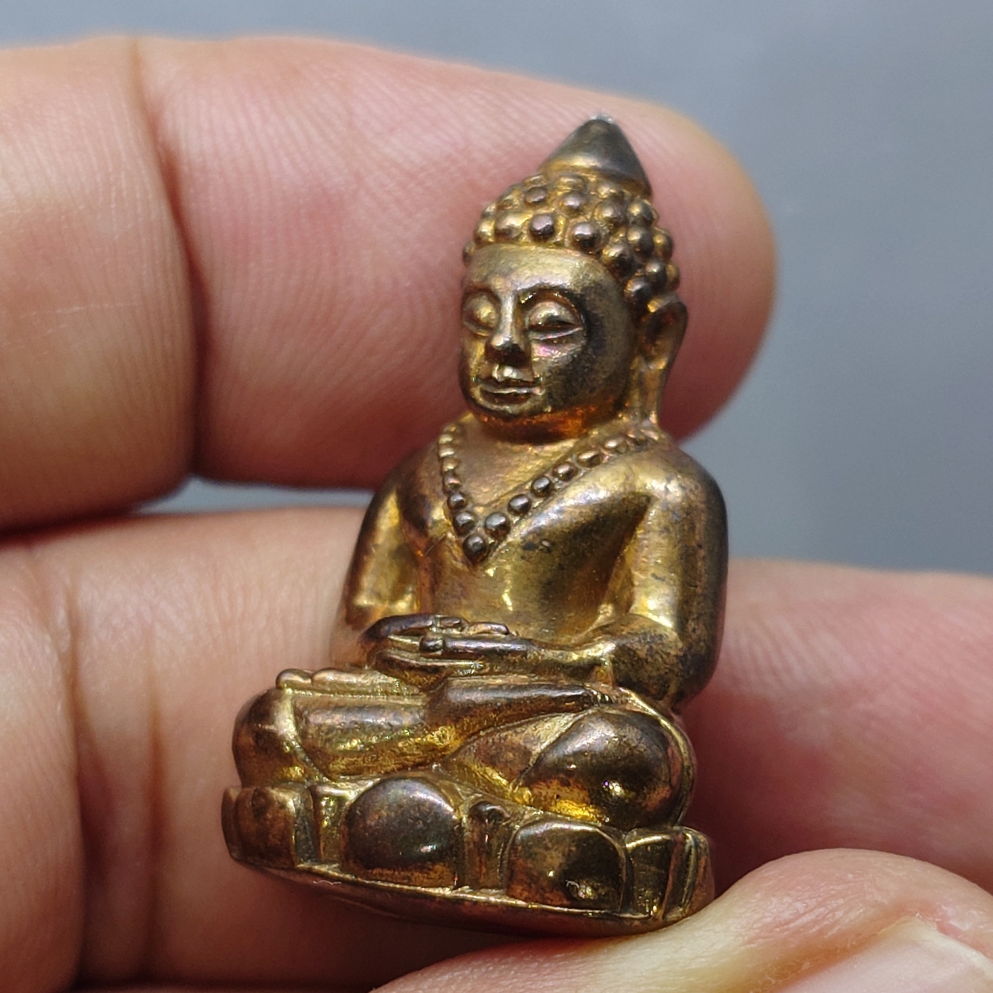 พระกริ่งล้มลุก ท่านเจ้ามาบรรจุอิทธิธาตุ (ย้อนยุค) เนื้อนวะโลหะ รุ่นรักษ์แผ่นดิน ในโอกาสกรมยุทธศึกษาทหารบก สถาปนาครบ ๑๐๙ ปี วัดสามปลื้ม ปี2544 พร้อมกล่องเดิม