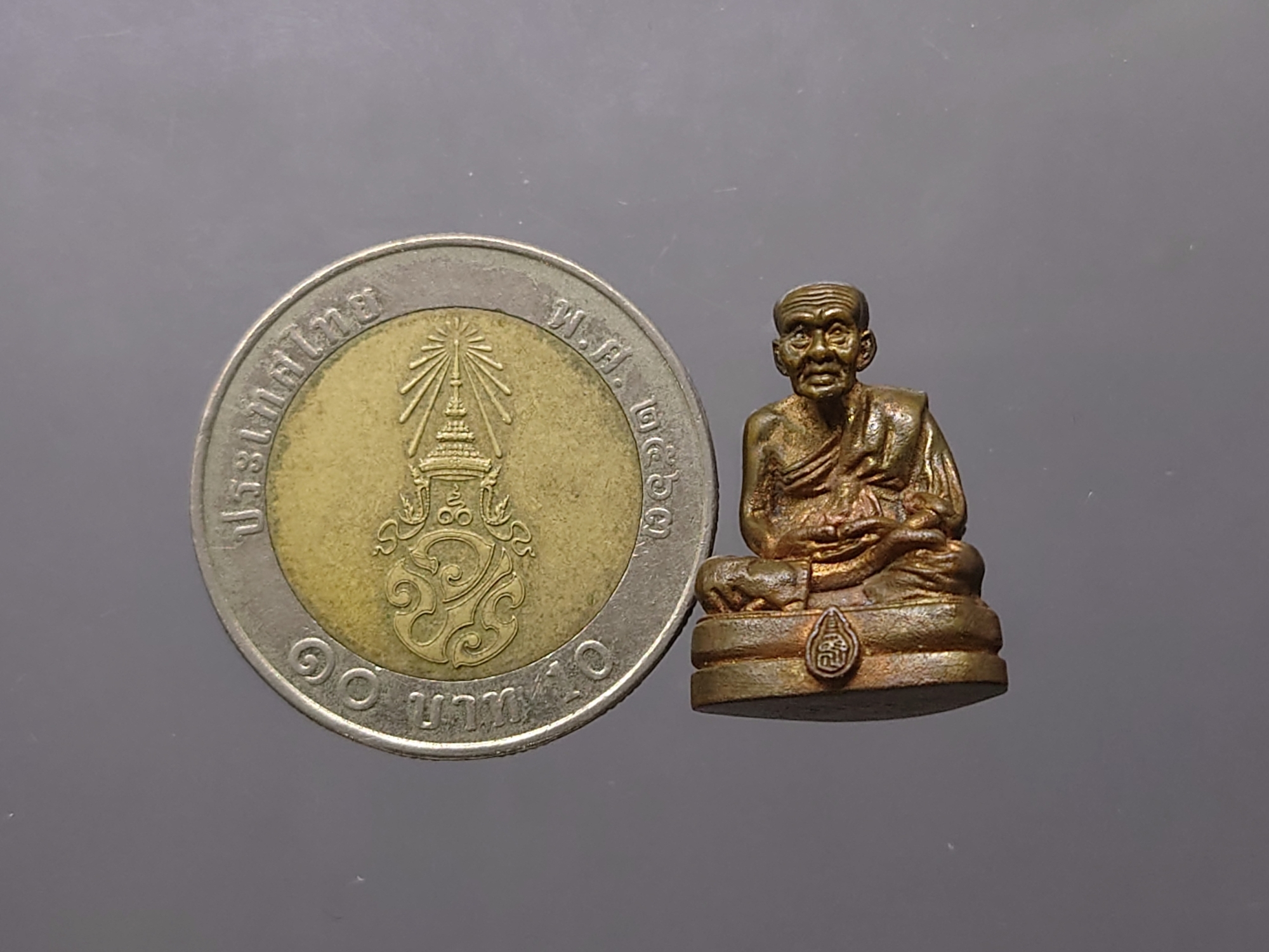 หลวงพ่อทวด ลอยองค์ เนื้อนวะ รุ่นสมเด็จเจ้าฟ้ามหาจักรี ๔๘ พรรษา ตราพระนามาภิไธยย่อ ส.ธ ปี2546 พร้อมกล่องเดิม