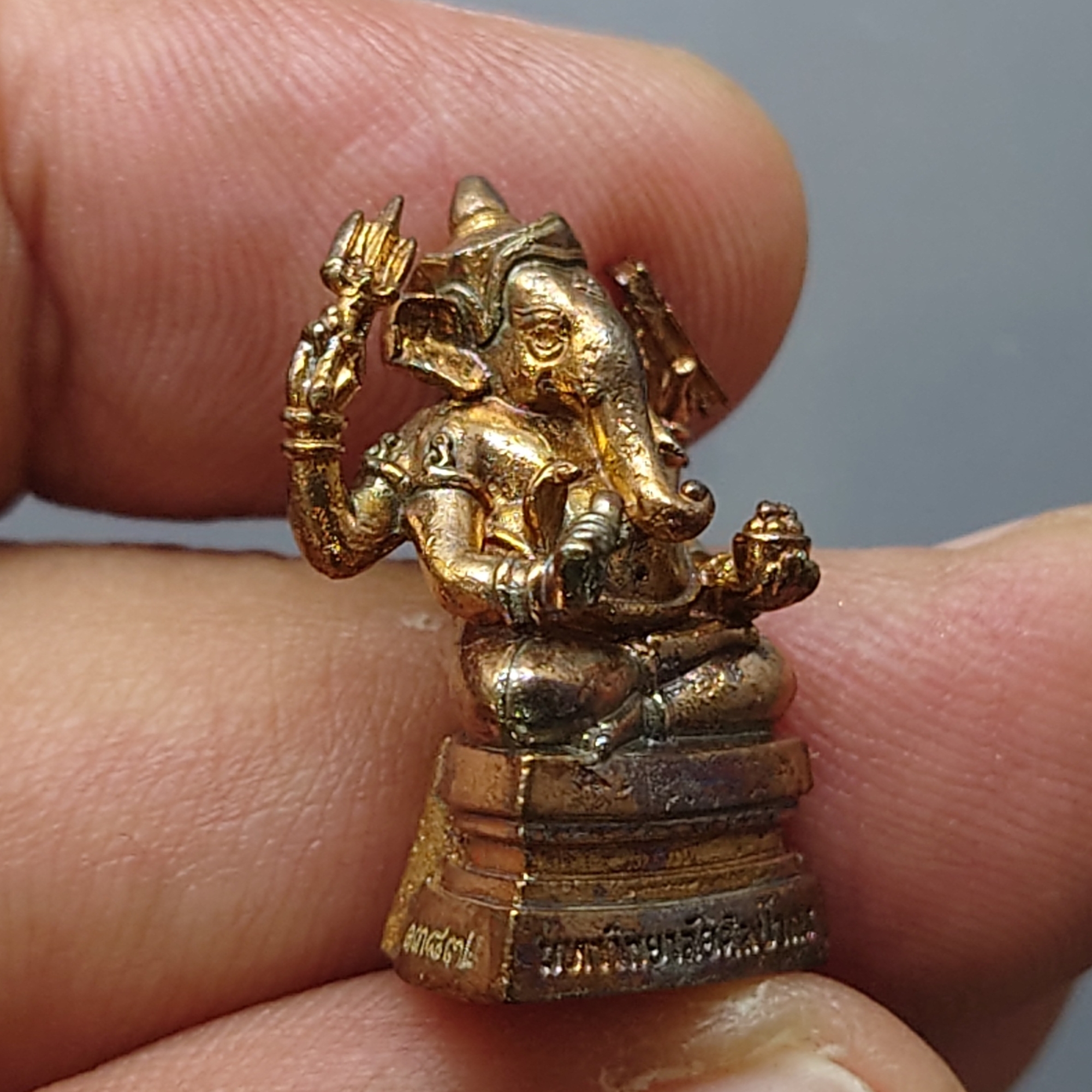 พระพิฆเนศ ประจำมหาวิทยาลัยศิลปากร วังท่าพระ เนื่องในวาระครบรอบ 80 ปี มหาวิทยาลัยศิลปากร เนื้อสัมฤทธิ์ หน้าตัก 1.5 ซม.ปี2566 พร้อมตลับเดิม