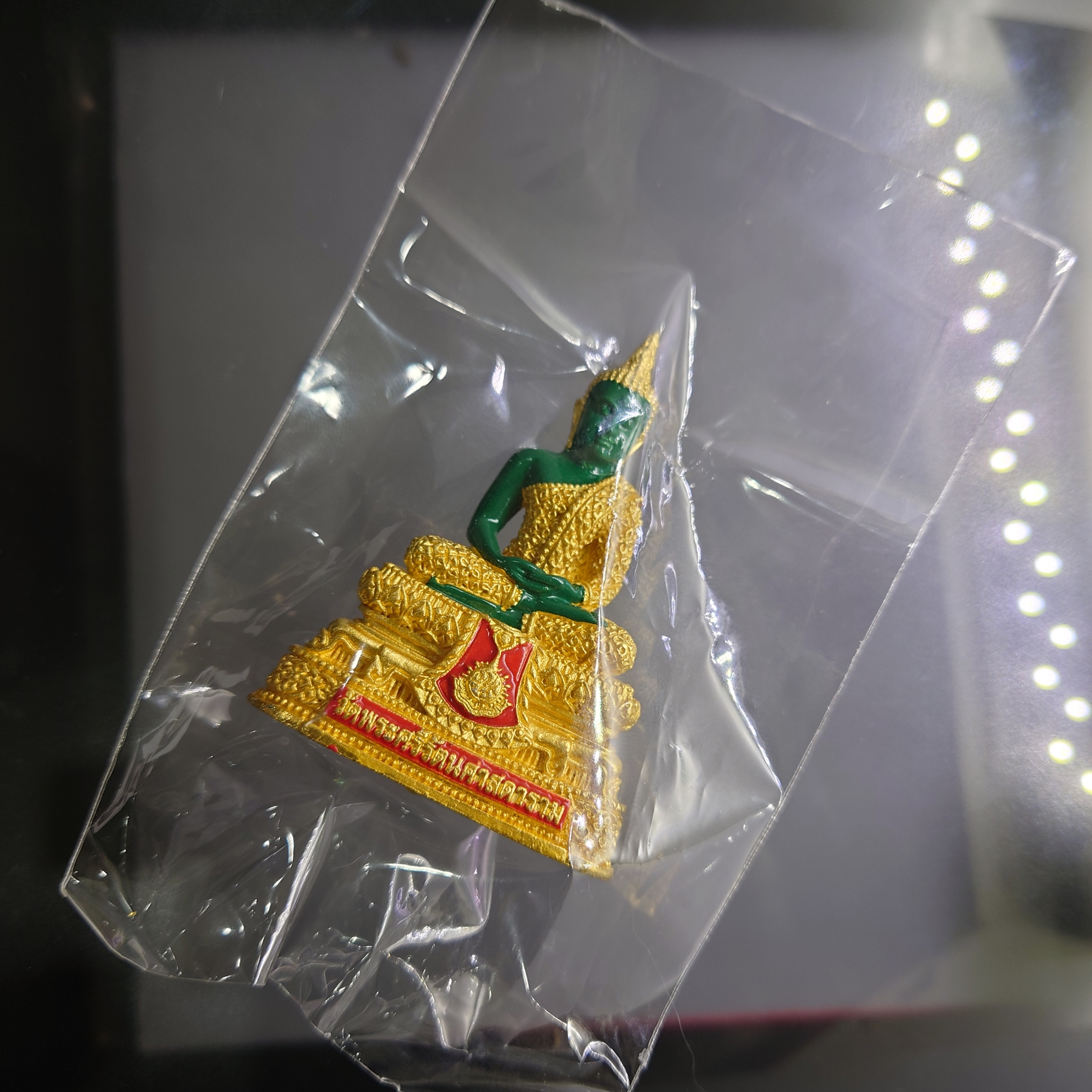 พระแก้วมรกต ทรงฤดูฝน (ขนาดสูง 6.3 เซน) เนื้อโลหะเคลือบสีเขียว เครื่องทรงชุบทอง สำนักพระราชวัง สร้าง พุทธาภิเษก ณ วัดพระศรีรัตนศาสดาราม พ.ศ.2547 ซีลเดิม รับประกันแท้