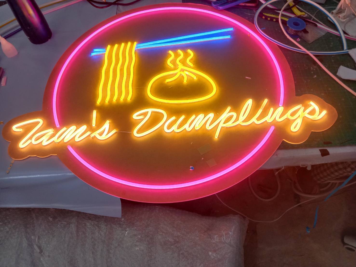 ป้ายไฟนีออนเฟล็กซ์ “Iam’s Dumplings” สีสันสดใสที่พร้อมเติมความน่ารักให้ร้านเกี๊ยวของคุณ