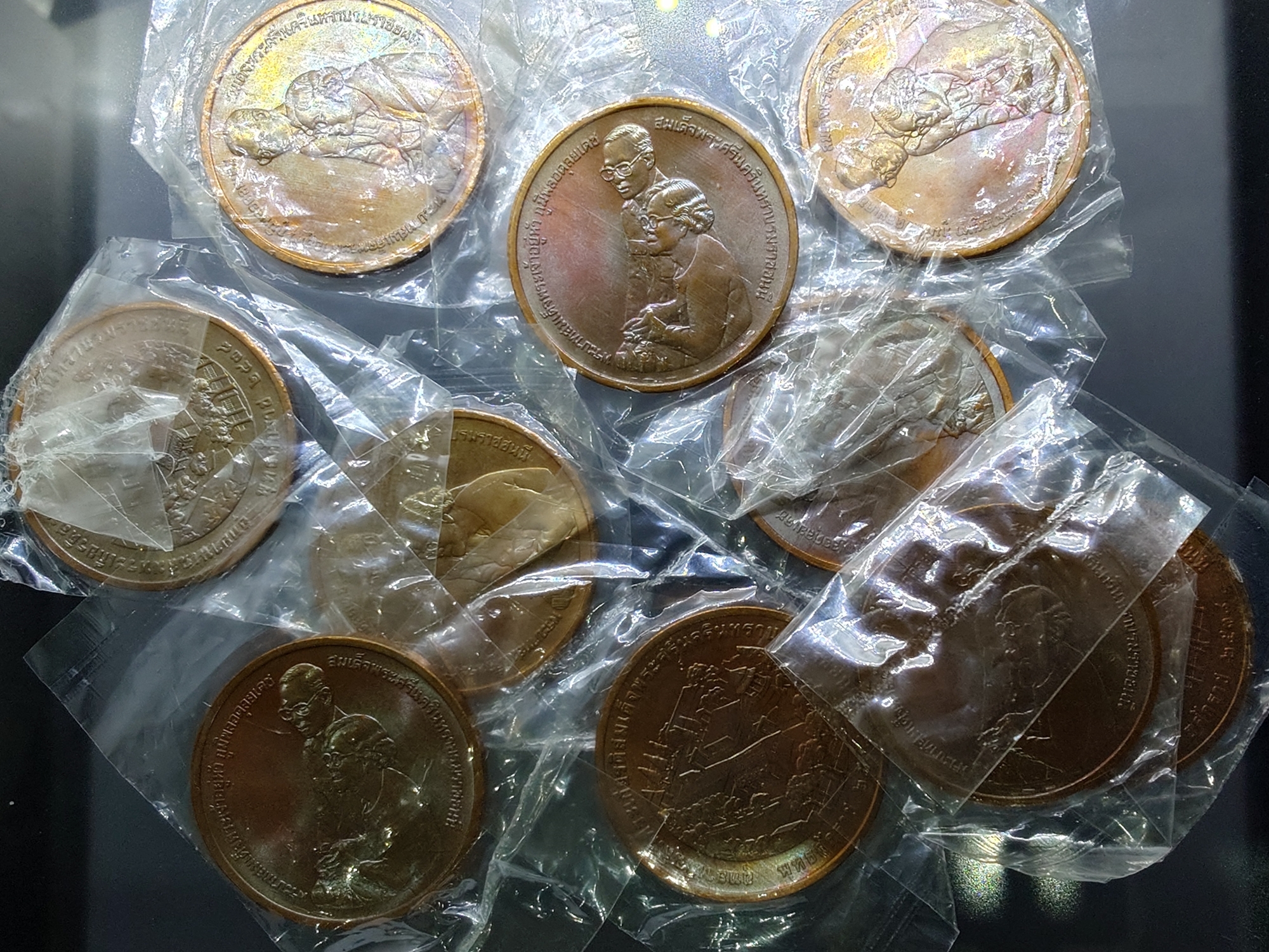 เหรียญในหลวง ร.9 – สมเด็จย่า เนื้อทองแดง ที่ระลึกการก่อสร้างอุทยานเฉลิมพระเกียรติ สมเด็จพระศรีนครินทราบรมราชชนนี พ.ศ.2538 ซองซีลเดิม