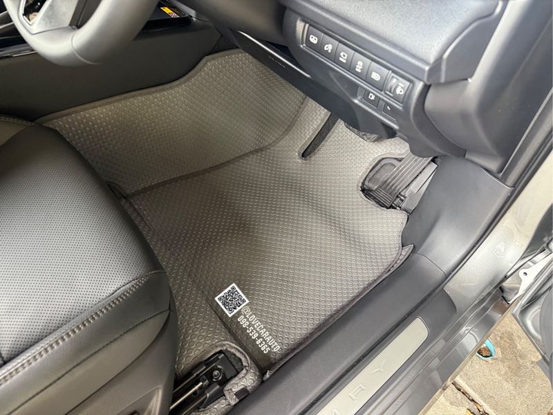 พรมปูพื้นรถยนต์ Toyota Camry 2025 กระดุมเล็กสีเทา