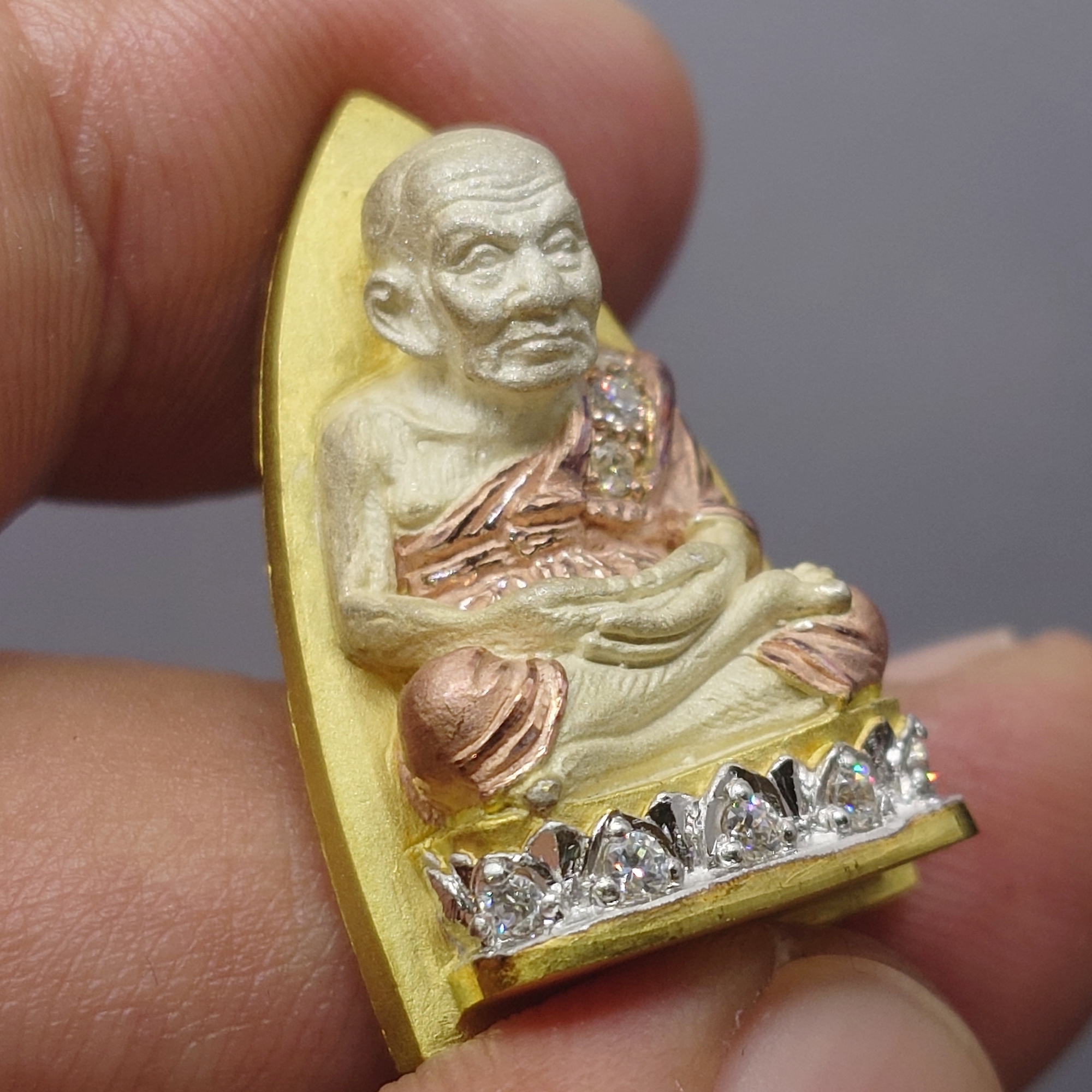 หลวงปู่ทวด รุ่นมหาสิทธิโชค เนื้อเงินสามกษัตริย์ ฝังเพชร วัดประสาทบุญญาวาส ปี2542 พร้อมกล่องเดิม มวลสารดี พิธีเข้มขลัง