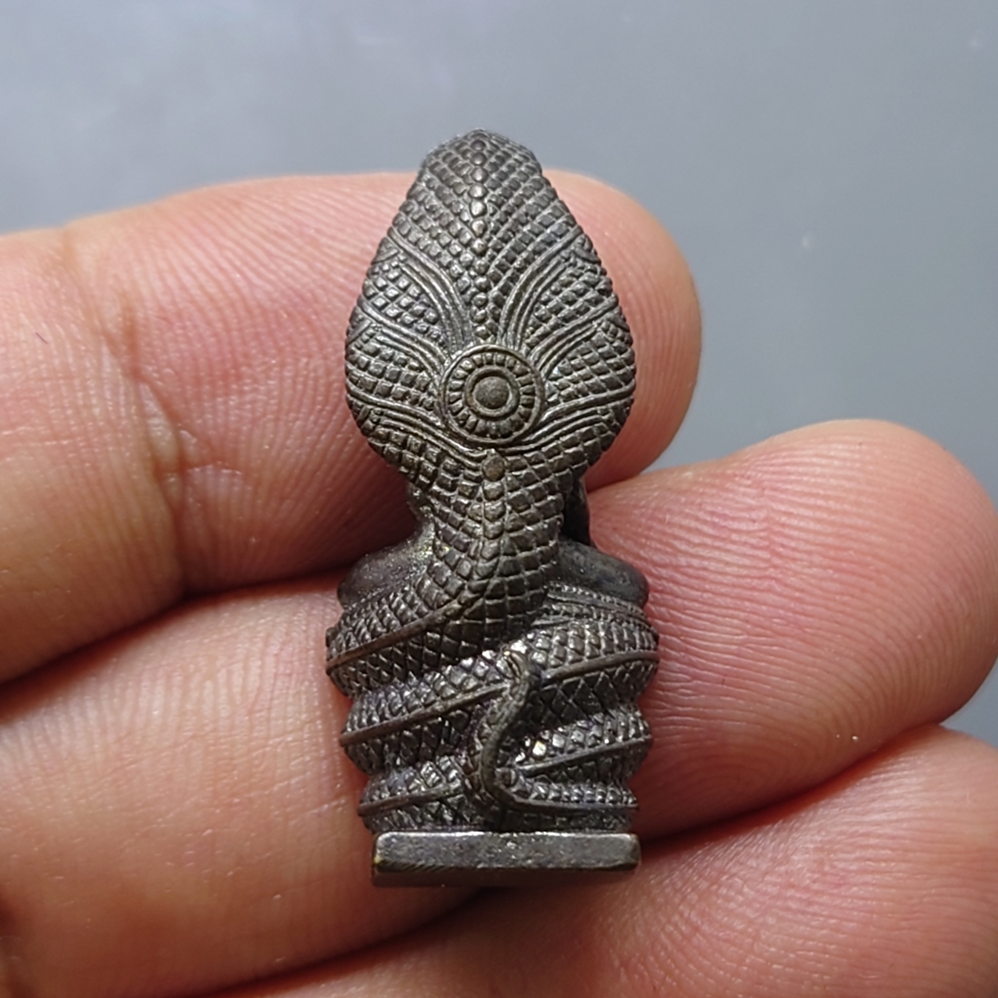 พระพุทธรูปนาคปรก ปางมารวิชัย ลอยองค์ เนื้อทองเหลืองรมดำ รุ่นเฉลิมพระเกียรติฯ 60 พรรษา สมเด็จพระเทพรัตนราชสุดาฯ พ.ศ.2558 พร้อมกล่องเดิม