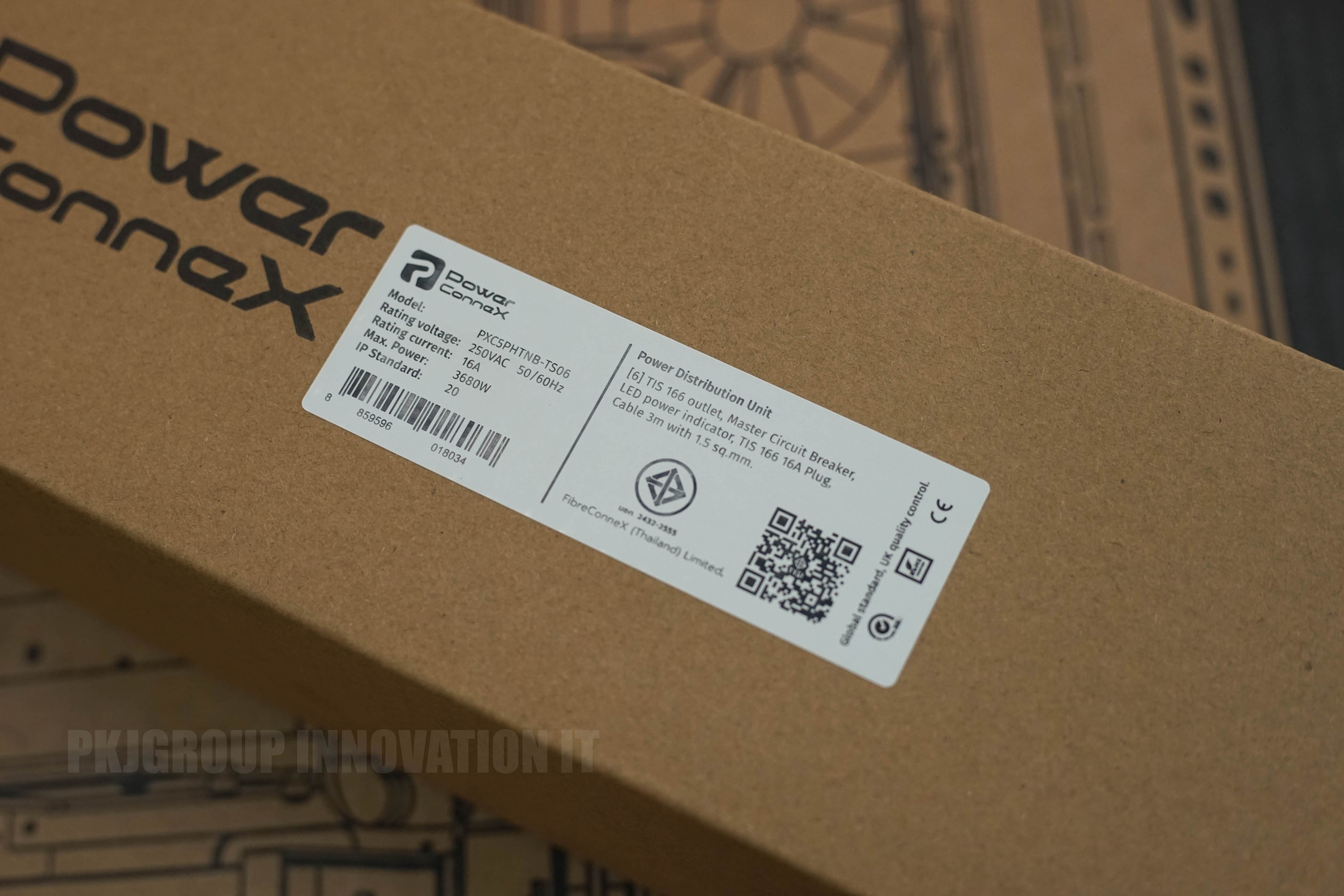 PowerConneX ปลั๊กไฟ ( PXC5PHTNB-TS06) มาพร้อมเต้าเสียบมาตรฐาน มอก. 6 ช่อง มีแผ่นกั้นการสัมผัสโดนภายในโดนภายในโดยตรง