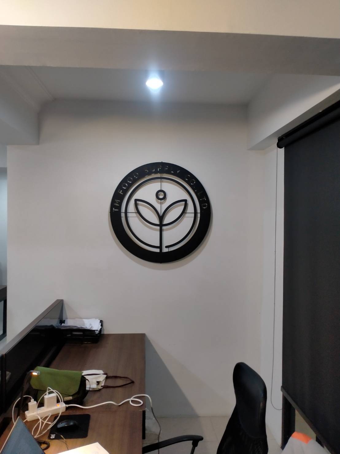 รับทำป้ายเลเซอร์ ป้ายฉลุเหล็กไฟออกหลัง งานป้ายเหล็ก TM FOOD SUPPLY