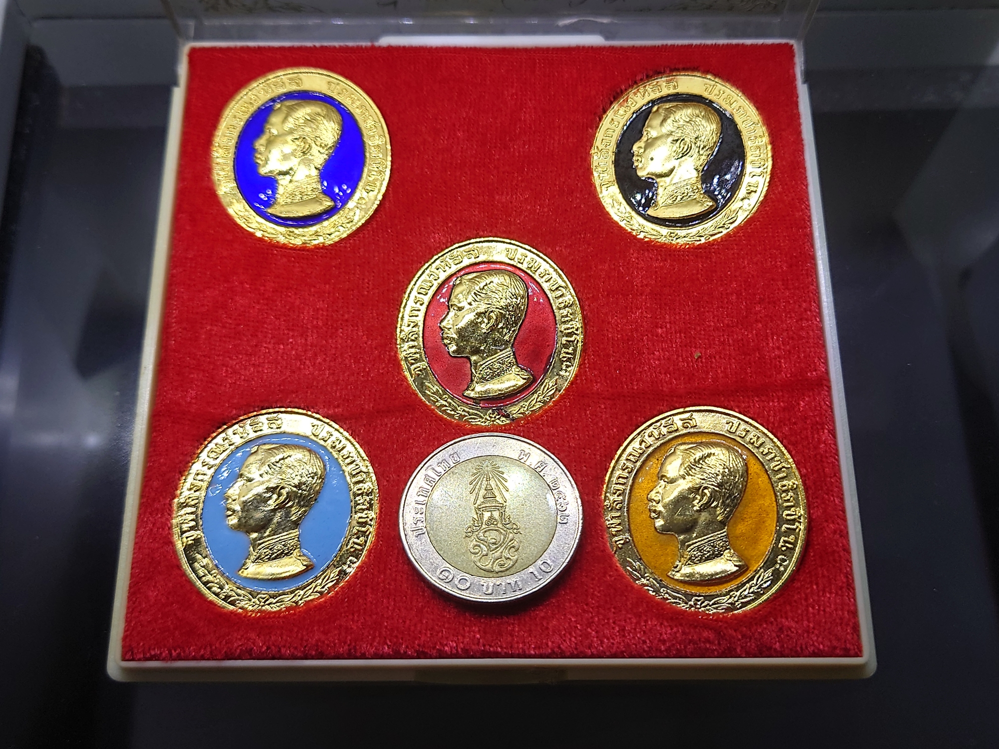 เหรียญรัชกาลที่5 ทรงยินดี เนื้อโลหะกาหลั่ยทองลงยา ที่ระลึกสร้างโรงพยาบาลพานทอง ปี2535 พร้อมกล่องเดิม