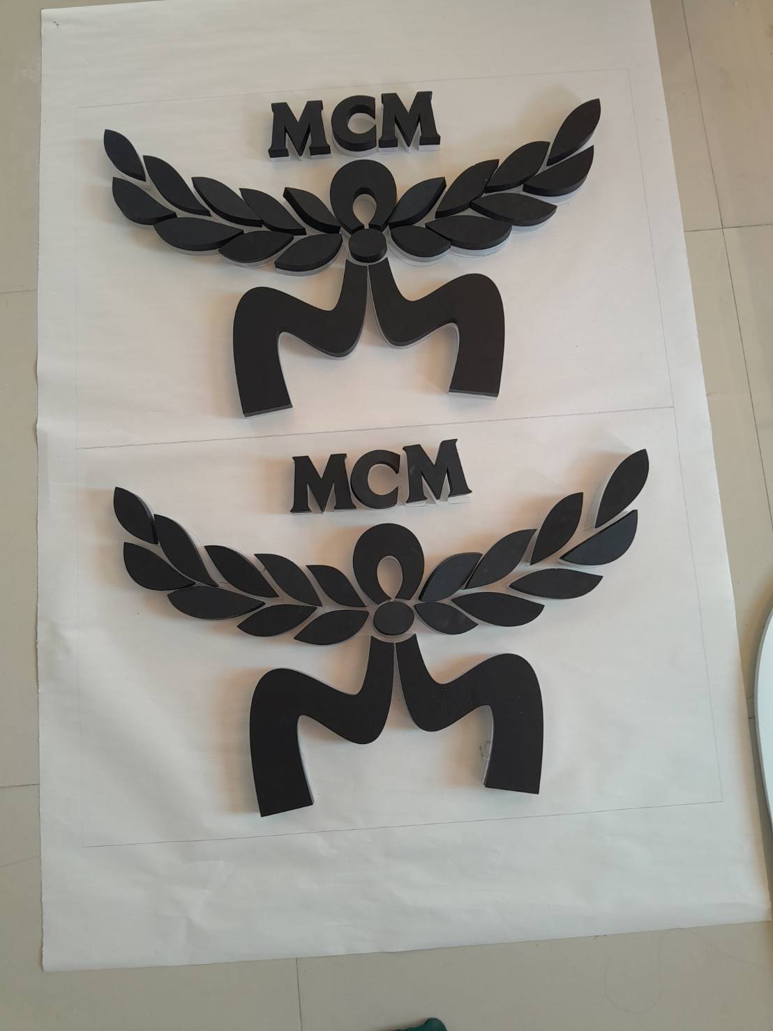 ป้ายตัวอักษรโลหะซิ้งค์พ่นสีดำ งานMCM