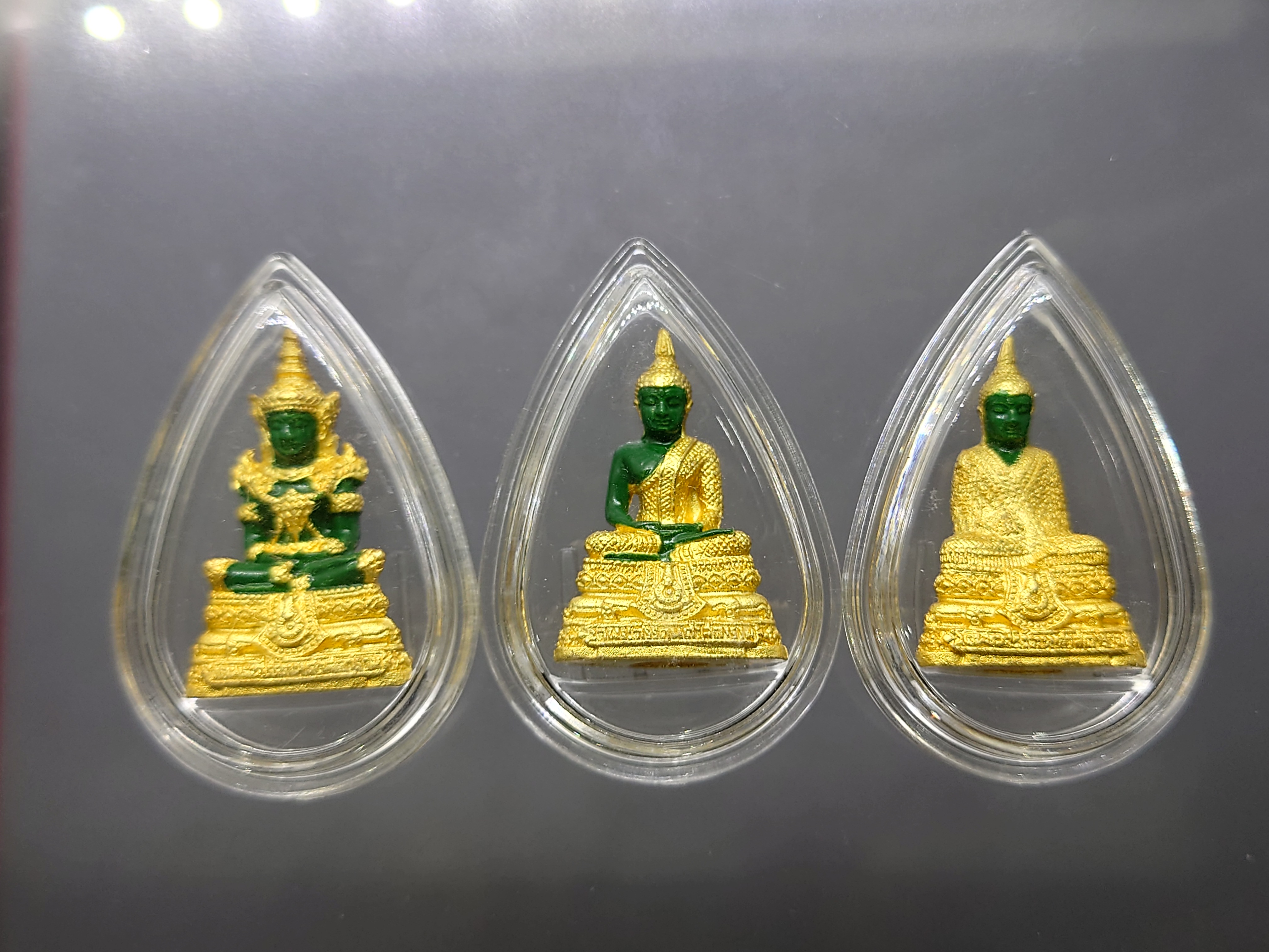 พระแก้วมรกต ชุด 3 ฤดู เนื้อโลหะเคลือบสีเขียว เครื่องทรงชุบทอง สำนักพระราชวัง สร้าง พุทธาภิเษก ณ วัดพระศรีรัตนศาสดาราม พ.ศ.2547 พร้อมกล่องเดิม รับประกันแท้