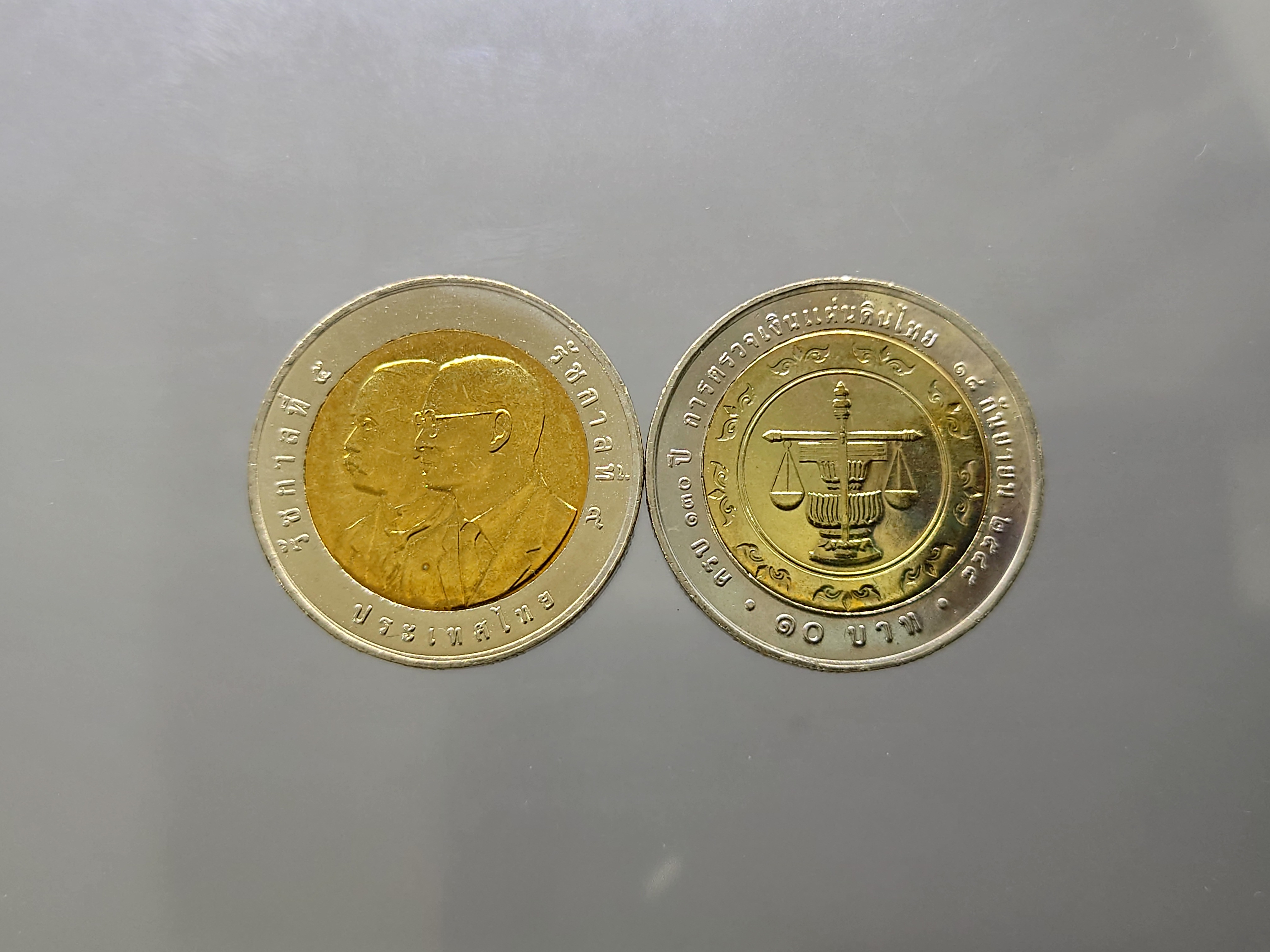 เหรียญยกถุง 100 เหรียญ เหรียญ 10 บาท สองสี ที่ระลึกครบ 130 ปี สำนักงานตรวจเงินแผ่นดิน ปี2548 ไม่ผ่านใช้