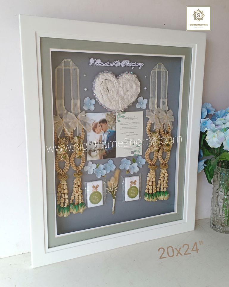 กรอบรูป 2 ชั้นทรงโมเดิล ขนาด 20x24" ปูพื้นสีเทาเข้ม เสริมขอบโฟโต้เม้าด้วยสีเทาอ่อน-ขาว