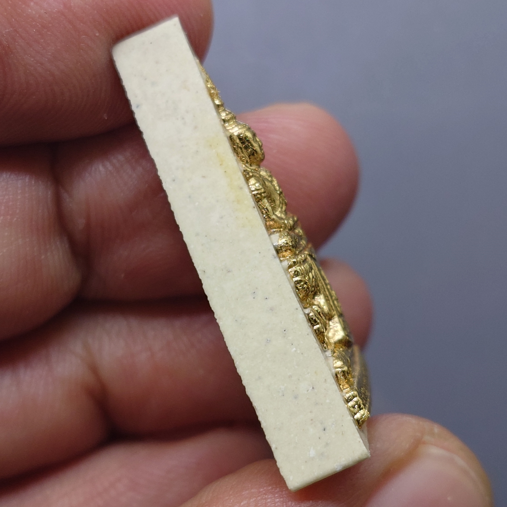 พระผงบูชา พระแก้วมรกต หน้าปิดทอง หลังตราสัญลักษณ์เนื้อเงิน ฉลองสิริราชสมบัติ ครบ 60 ปี ในหลวง รัชกาลที่9 พ.ศ.2550