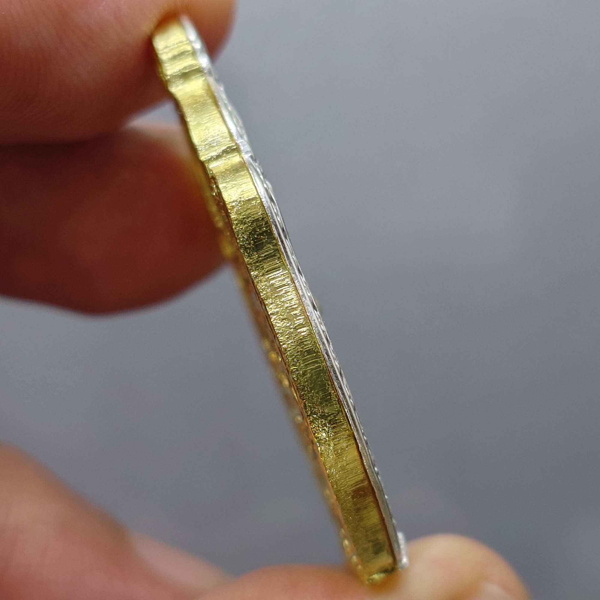 เหรียญหลวงปู่ศิลา พิมพ์มังกรคู่ อายุวัฒนมงคล ๘๑ เนื้อฝาบาตร ลงยาแดง ขอบเนื้อเงิน ปี2568 พร้อมตลับเดิมๆ สภาพสวยสมบูรณ์