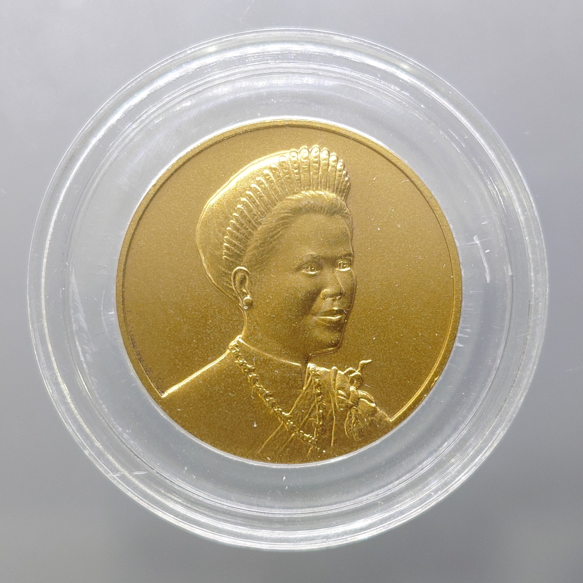 เหรียญที่ระลึกเฉลิมพระชนมพรรษา 6 รอบ สมเด็จพระนางเจ้าสิริกิติ์ พระบรมราชินีนาถ พ.ศ.2547 เนื้อทองแดงรมดำ พร้อมตลับเดิม