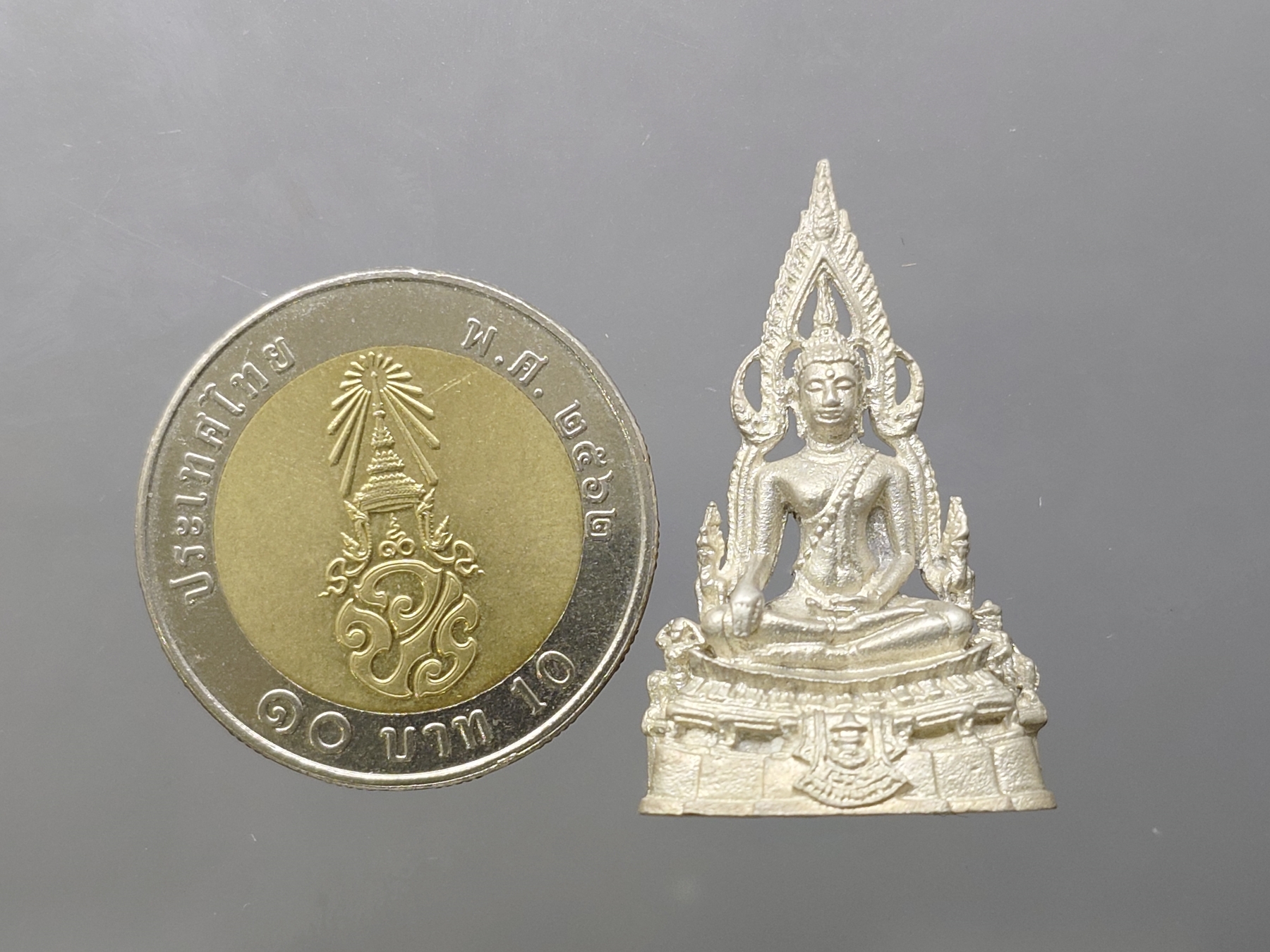 กริ่งพระพุทธชินราช รุ่นทรงมาลาเบี่ยง รุ่นแรก รุ่นเดียว เนื้อเงิน พิมพ์ใหญ๋ วัดพระศรีรัตนมหาธาตุ ปี2520 นิยม หายาก พร้อมตลับเดิม