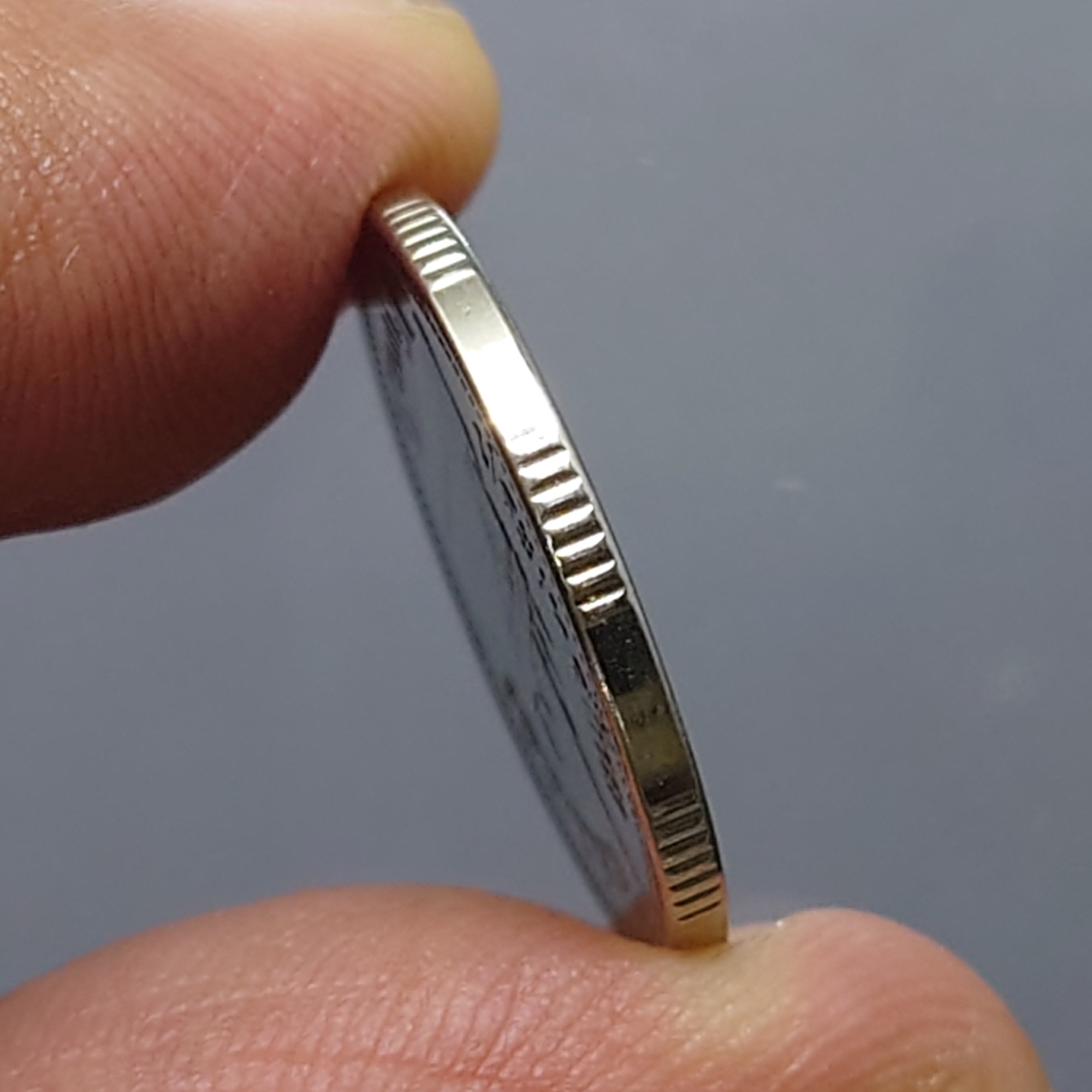 เหรียญ 2 บาท หมุนเวียน ปี พ.ศ.2550 สีเงิน ไม่ผ่านใช้ UNC