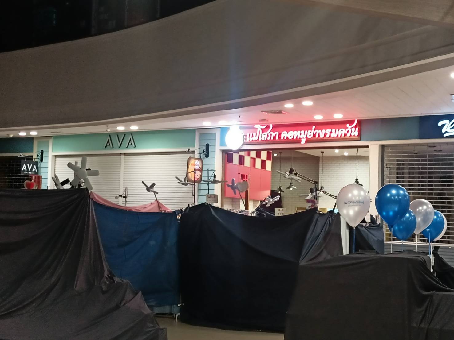 งานป้ายไฟร้านอาหาร ป้ายชื่อร้าน ป้ายไฟตัวอักษรแอลอีดีขอบอลูมิเนียมไฟออกหน้าพร้อมโครงเหล็ก งานป้ายไฟร้านอาหารแม่โสภา คอหมูย่างรมควัน