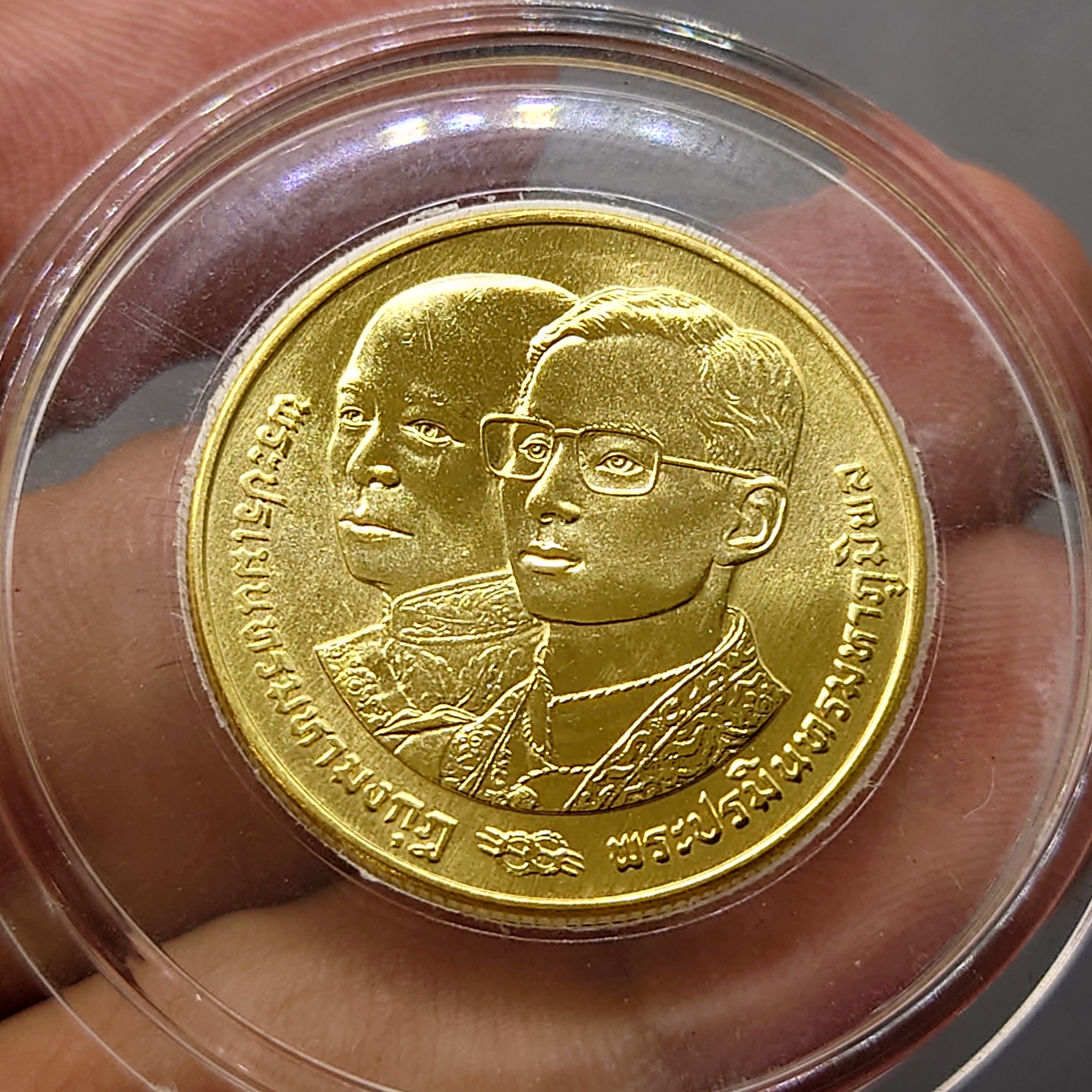 เหรียญทองคำ 6000 บาท (น้ำหนัก 1 บาท) พระราชพิธีสมมงคลพระชนมายุ 64 พรรษา เท่าพระบาทสมเด็จพระจอมเกล้าเจ้าอยู่หัว พ.ศ.2534