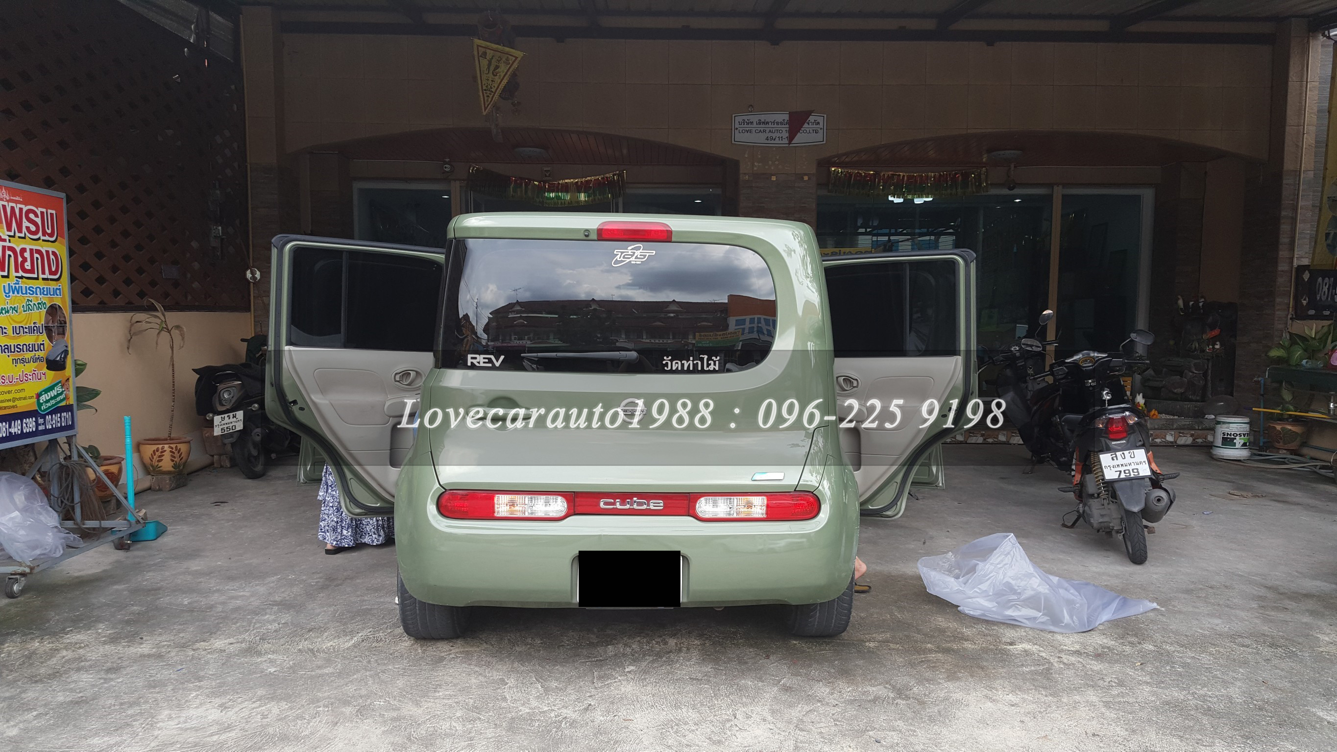 ยางปูพื้นรถยนต์ Nissan Cube ลายกระดุมสีดำ