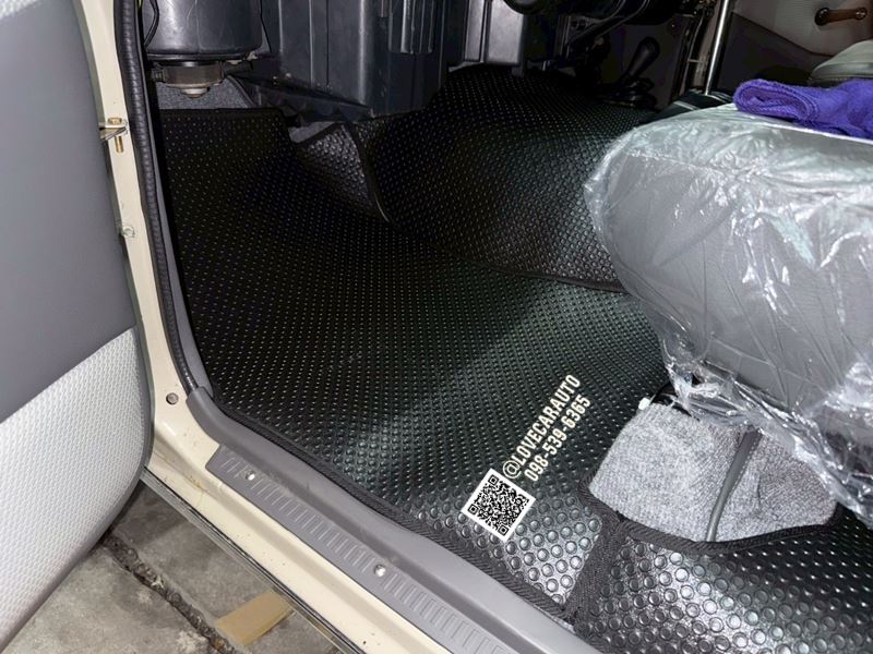 พรมกระดุมรถยนต์ Toyota Land Cruiser FJ60 ปี 1987 ผ้ายาง Pvc กระดุมเล็กสีดำ