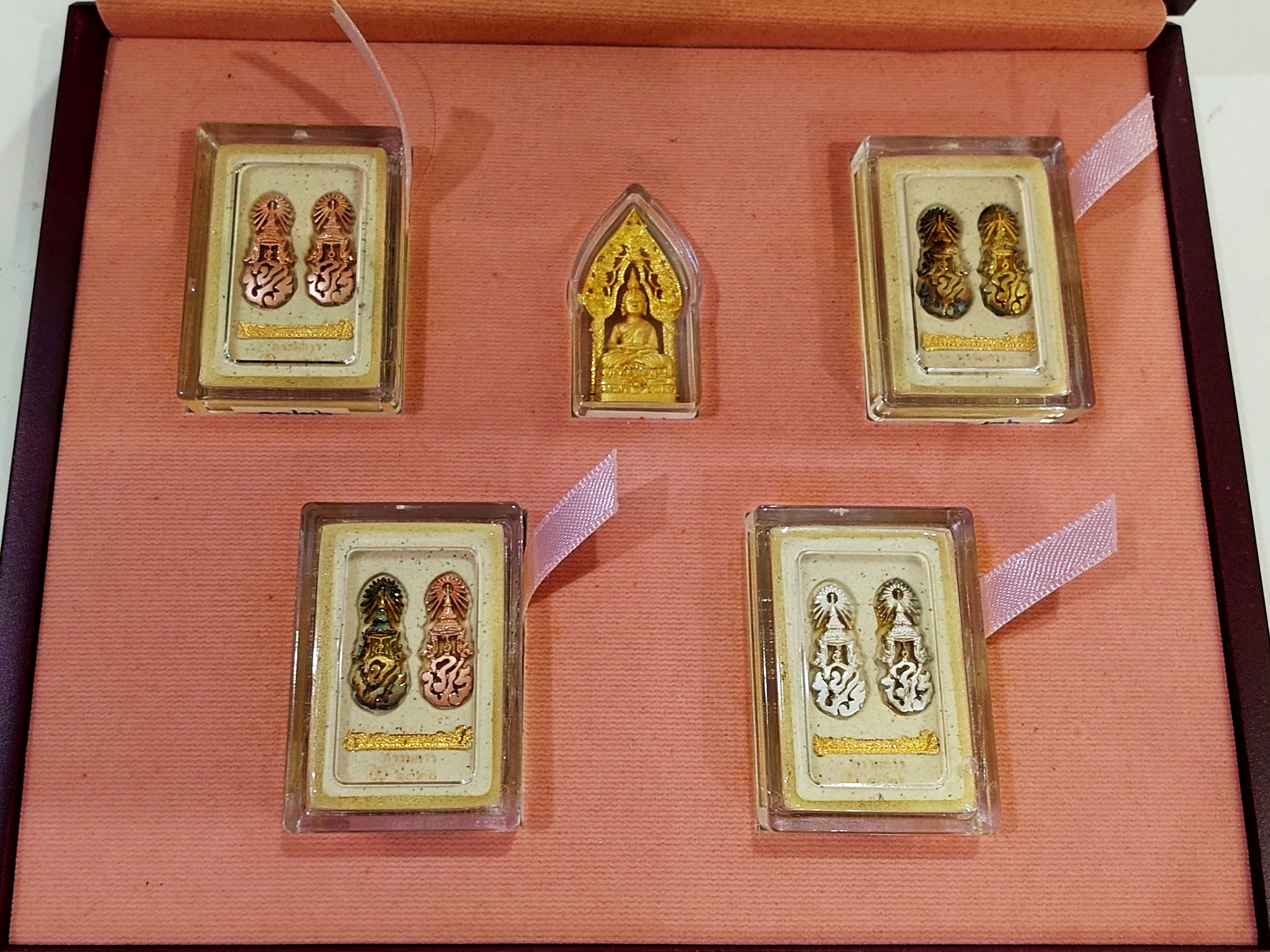 ชุดกรรมการ 5 องค์ พระกริ่งทองคำ 99.99% พระนิรันตราย (จำลอง) สองกษัตริย์ สมาคมนิสิตเก่าจุฬาลงกรณ์มหาวิทยาลัย ในพระบรมราชูปถัมภ์ จัดสร้าง ปี2552 พร้อมกล่องเดิมๆ สวยงาม