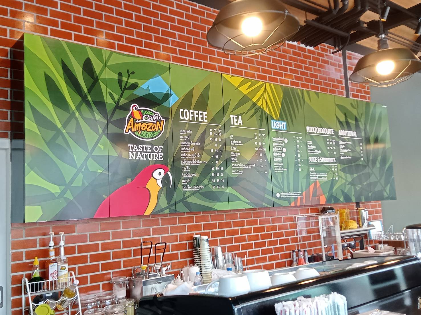 ป้ายสติกเกอร์อเมซอน ป้ายร้านกาแฟ พิมพ์สติกเกอร์ติดลงบนตู้เก็บของด้านหลังเชลฟ์ ร้านกาแฟอเมซอน