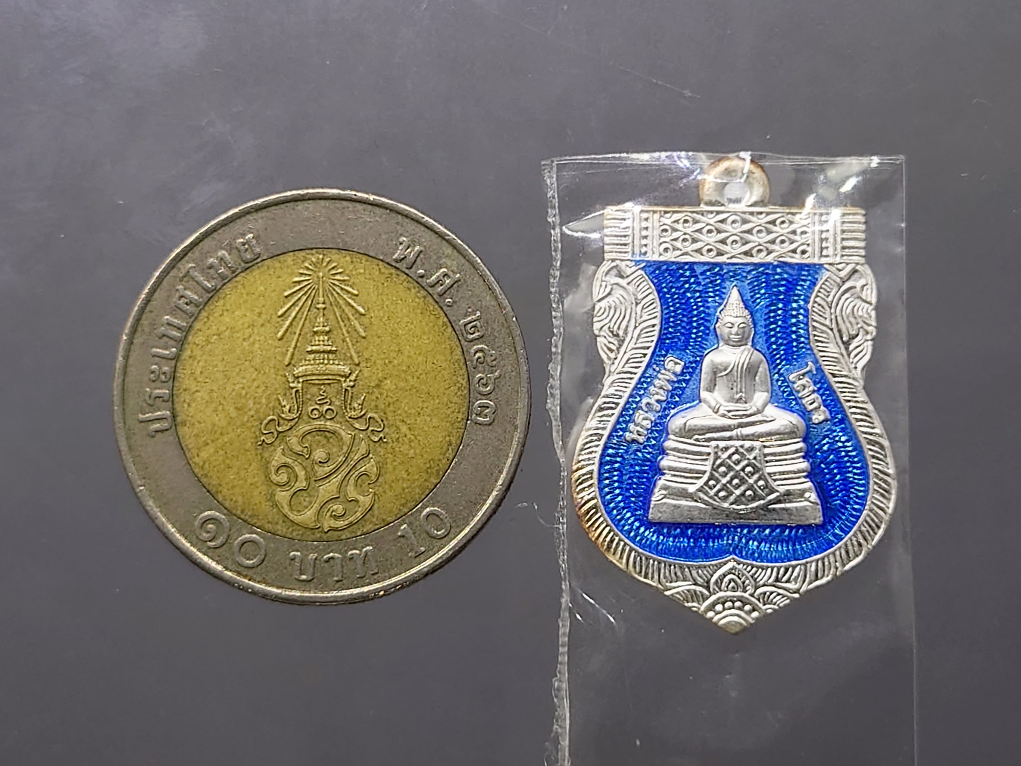 หลวงพ่อโสธร พิมพ์เสมา เนื้อเงิน ลงยาฟ้า รุ่นโสธร 2560 ตำรวจ ๘ ริ้ว ปี2560 พร้อมกล่องเดิม