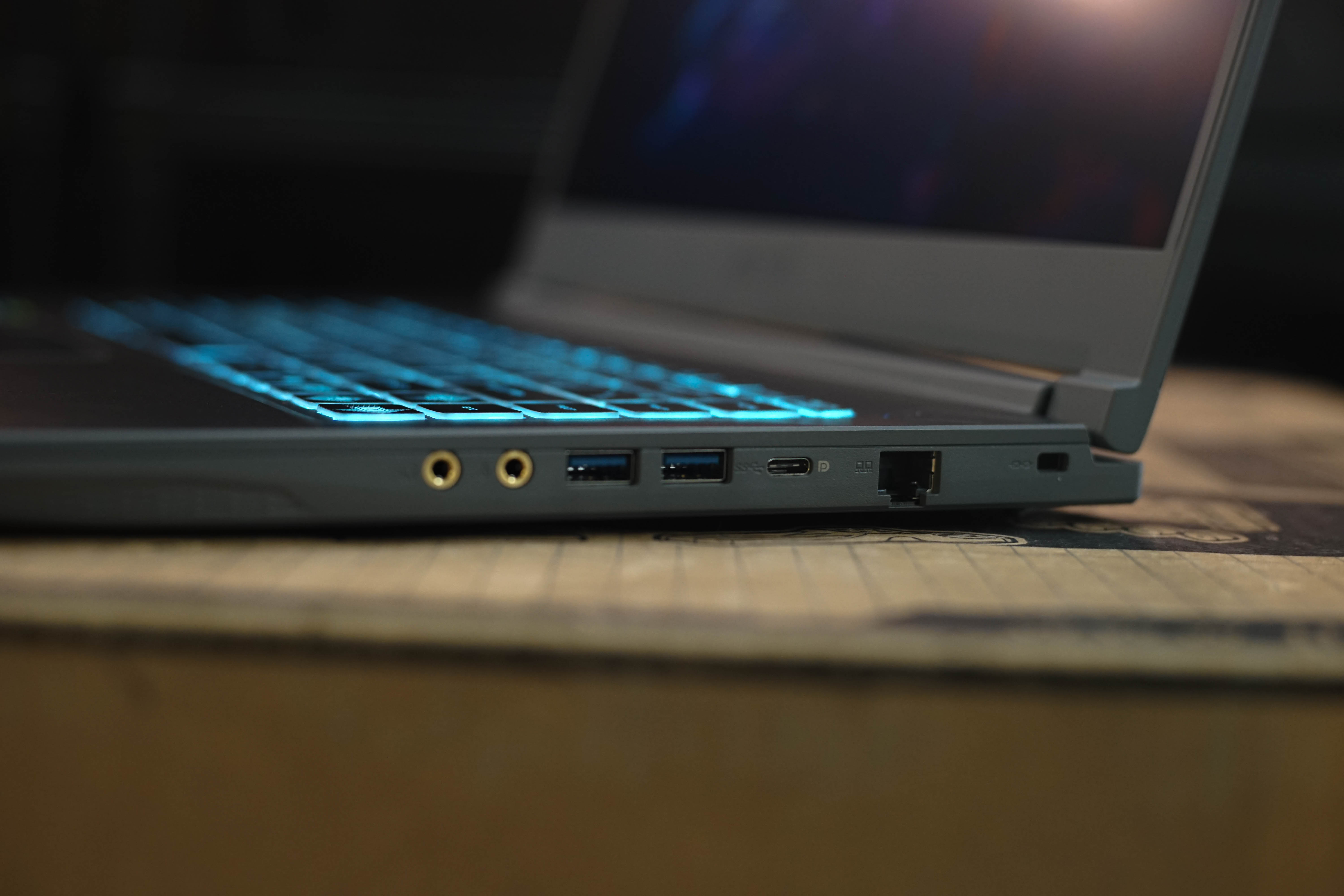 โน๊ตบุ๊คเล่นเกมมือสอง MSI THIN 15 B12UC-1426TH i5-12450H RAM 8 GB M.2 512 GB RTX3050 จอ 15.6"144Hz