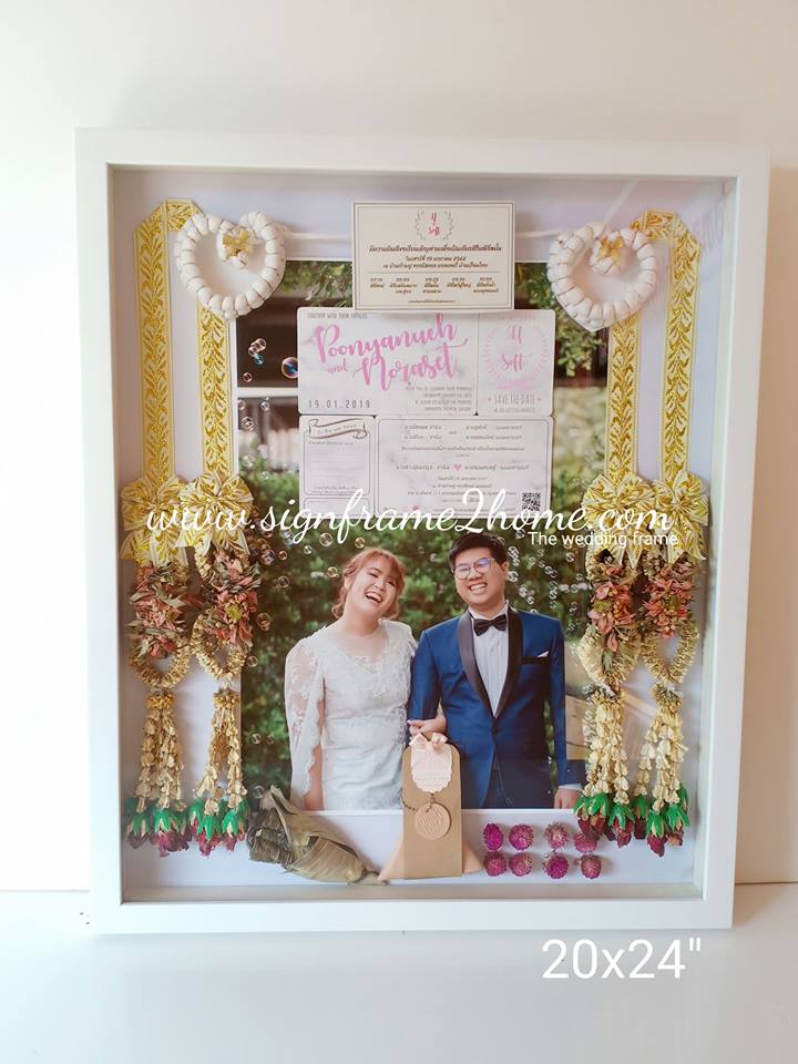 กรอบรูปทรงลึกงานแต่ง ลายไม้สีขาวเรียบโมเดิล ขนาด 20x24" ปูพื้นสีขาว