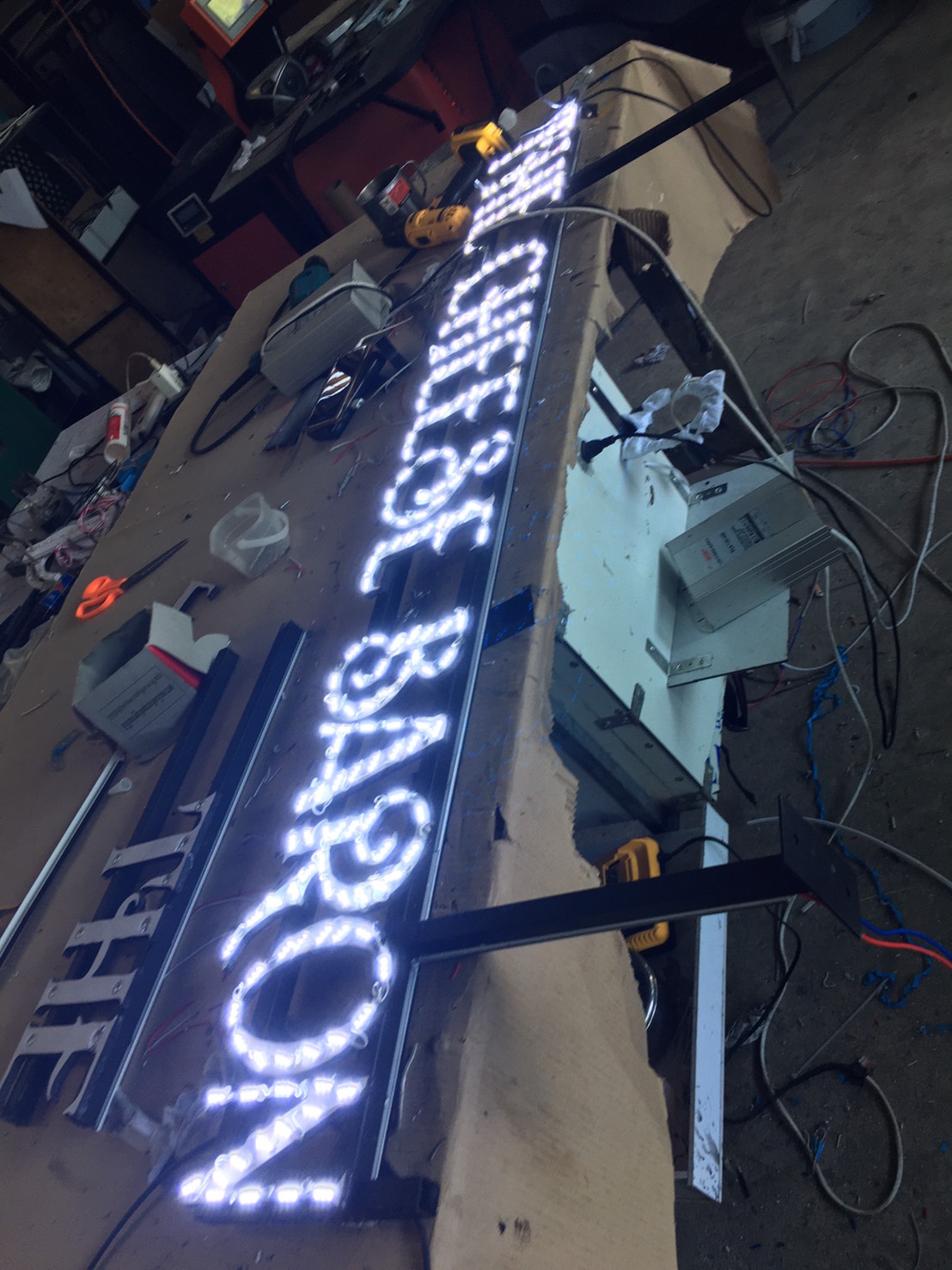 ป้ายไฟแอลอีดีไฟออกหน้าขอบอลูมิเนียม งานTHE CHEESE BARON