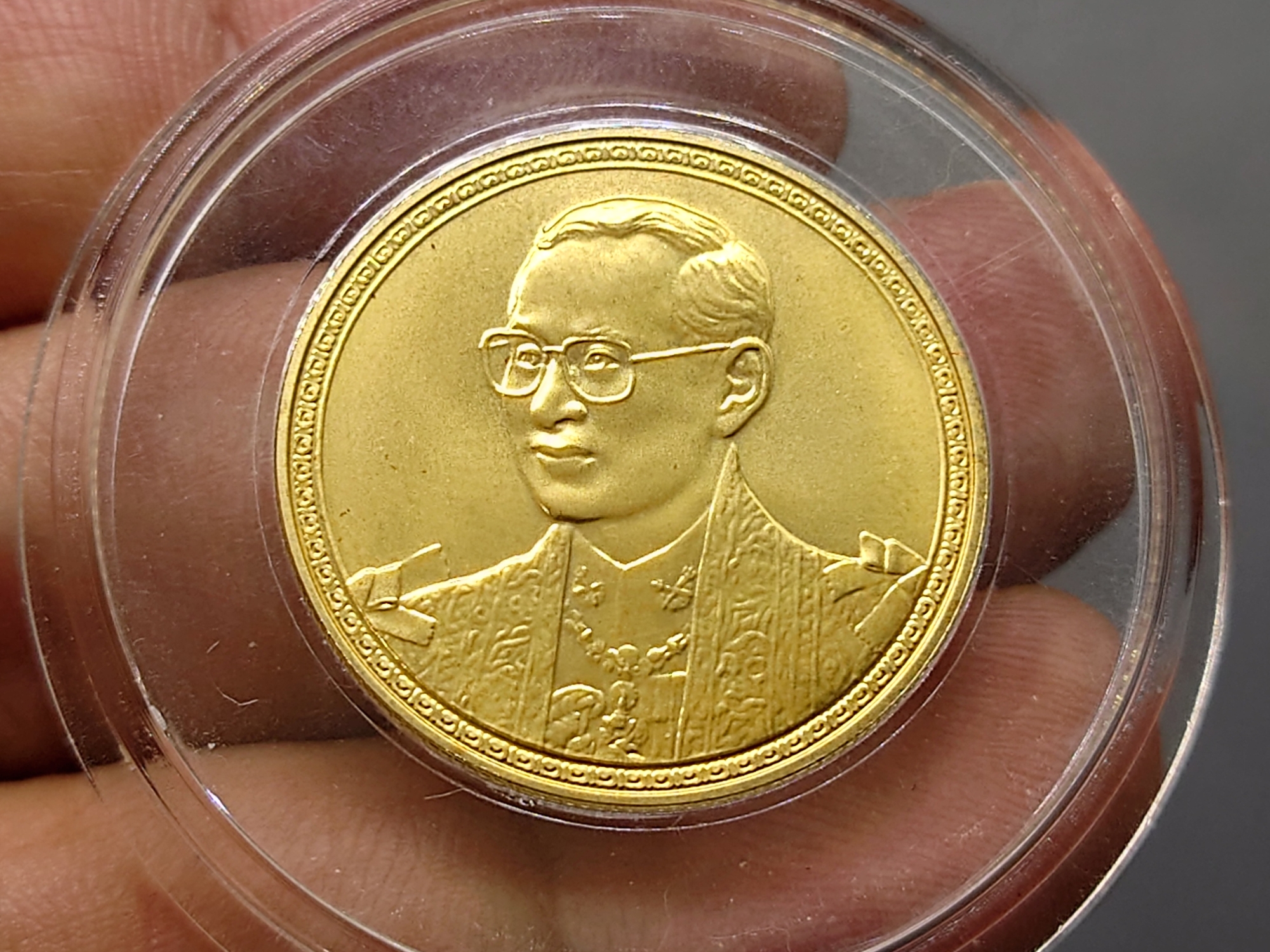 เหรียญทองคำ 7500 บาท (น้ำหนัก 1 บาท) เฉลิมพระชนมพรรษา 75 พรรษา รัชกาลที่9 พ.ศ.2545