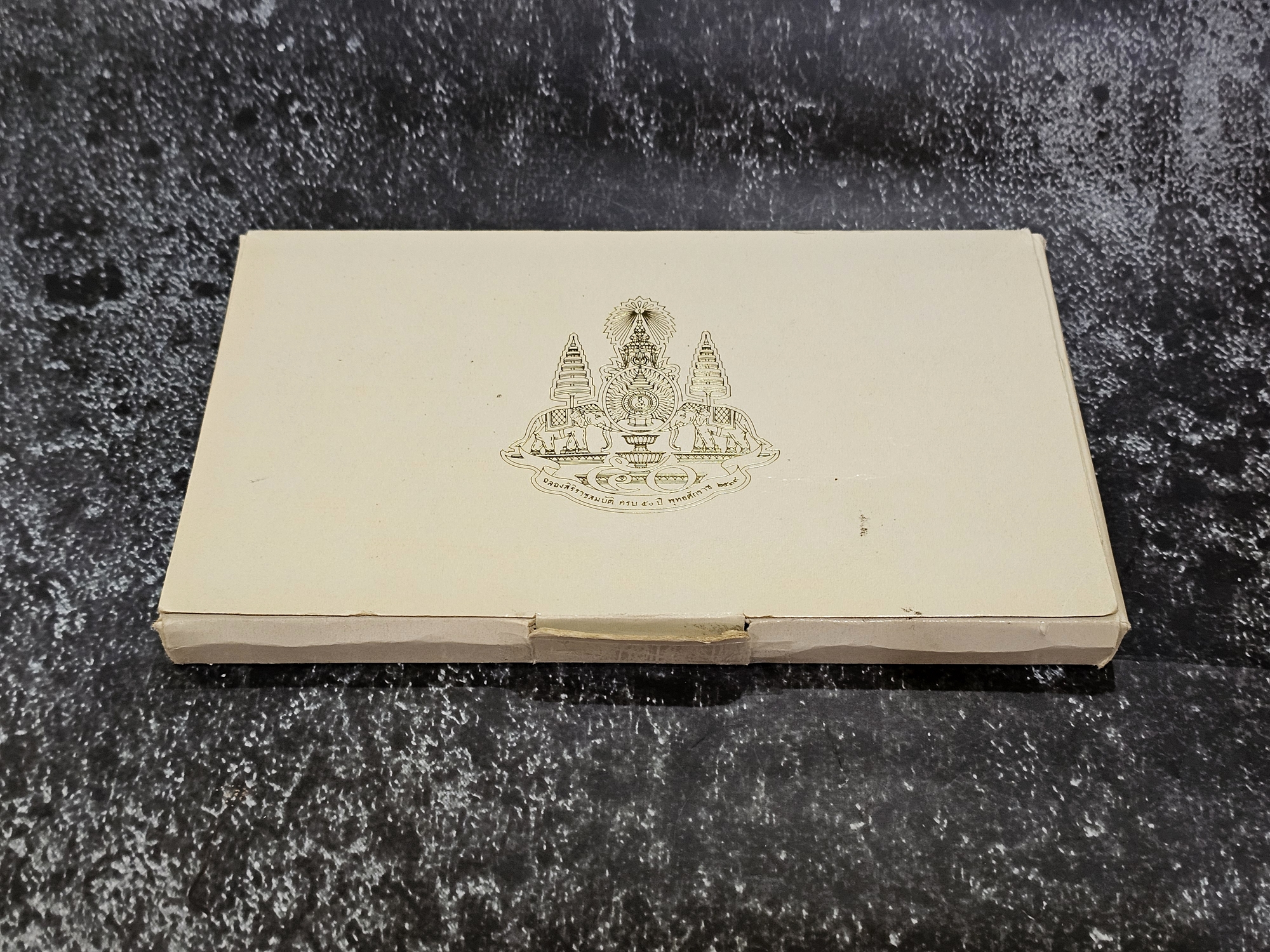 ธนบัตรที่ระลึก 500 บาทแบบพิเศษ พระบาทสมเด็จพระเจ้าอยู่หัวรัชกาลที่ 9 ฉลองสิริราชสมบัติครบ 50 ปี พร้อมปกผ้าไหม หนังสือและกล่อง (ไม่มีซองขาว)