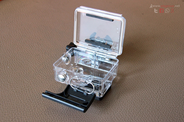 กล่องกันน้ำของกล้อง Action Camera เป็นพลาสติกใสเกรดถือว่าดีเลยก็ว่าได้ มีระบบล็อคอย่างดี จะเป็นซิลยางสีขาวแบบสูญญากาศเพื่อป้องกันน้ำเข้า