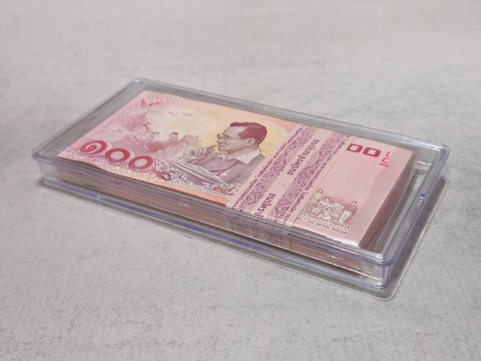 ธนบัตรยกแหนบ 100 ใบ เรียงเลข ธนบัตร 100 บาท แบบ 16.5 ไม่ผ่านใช้งาน UNC พร้อมบรรจุตลับ (มีเลขสวย เลขกระจก)