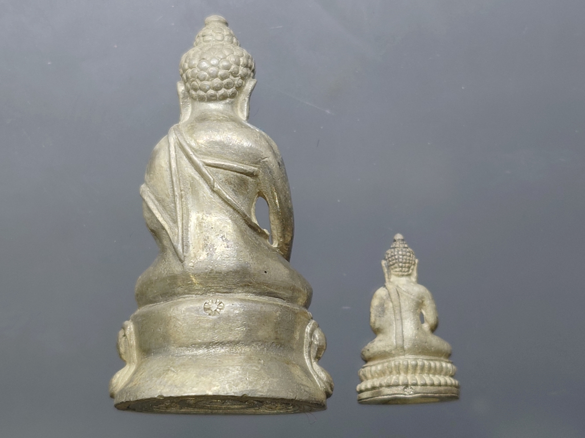 พระกริ่ง – พระชัยวัฒน์ มูลนิธิอัฏฐมราชานุสรณ์ วัดสุทัศน์เทพวราราม ปี 2534 เนื้อเงิน พร้อมกล่องเดิม