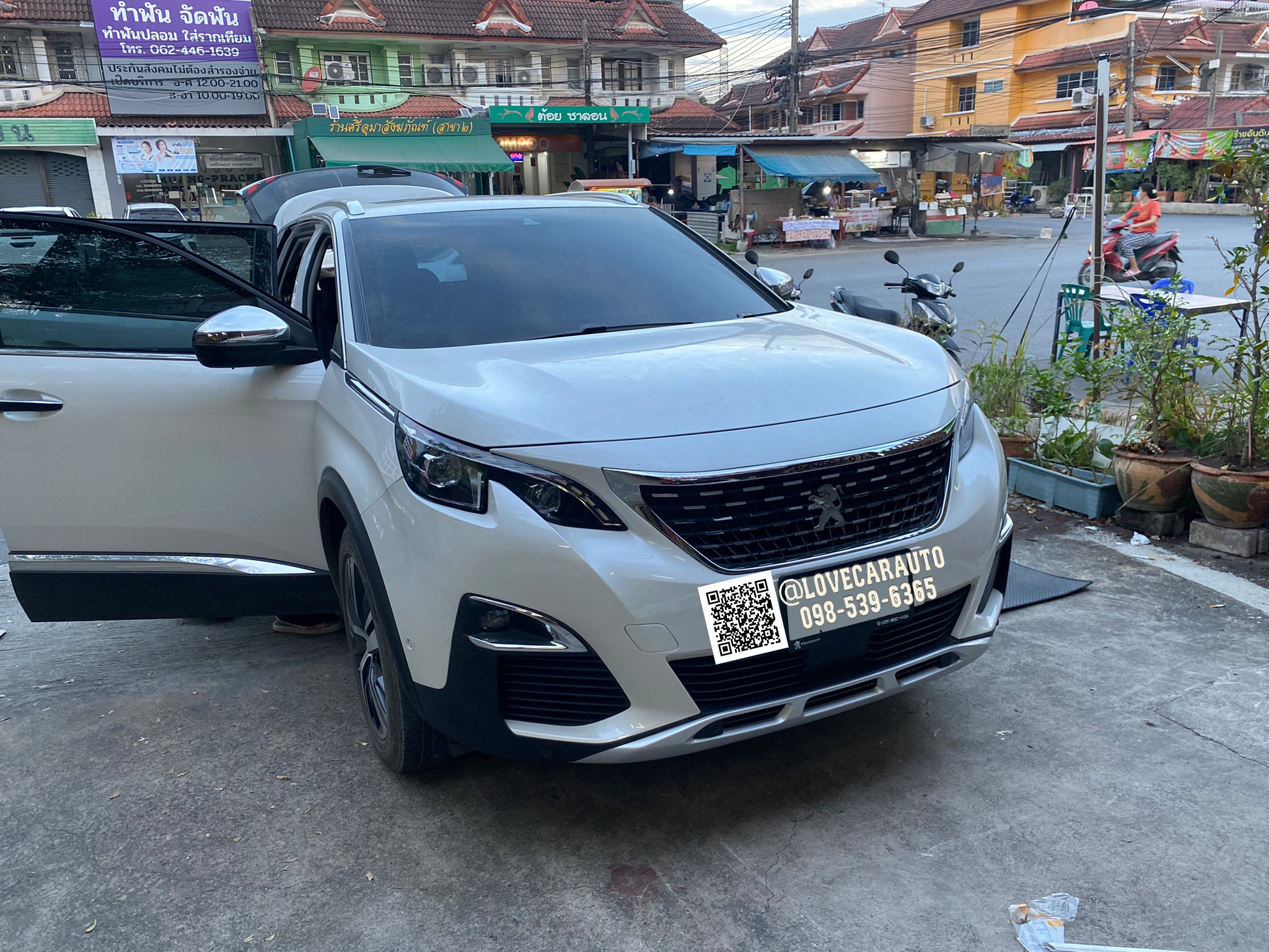 พรมปูพื้นรถยนต์ พรม7D Peugeot 5008 สีแดงเลือดหมู ไวนิลสีครีม