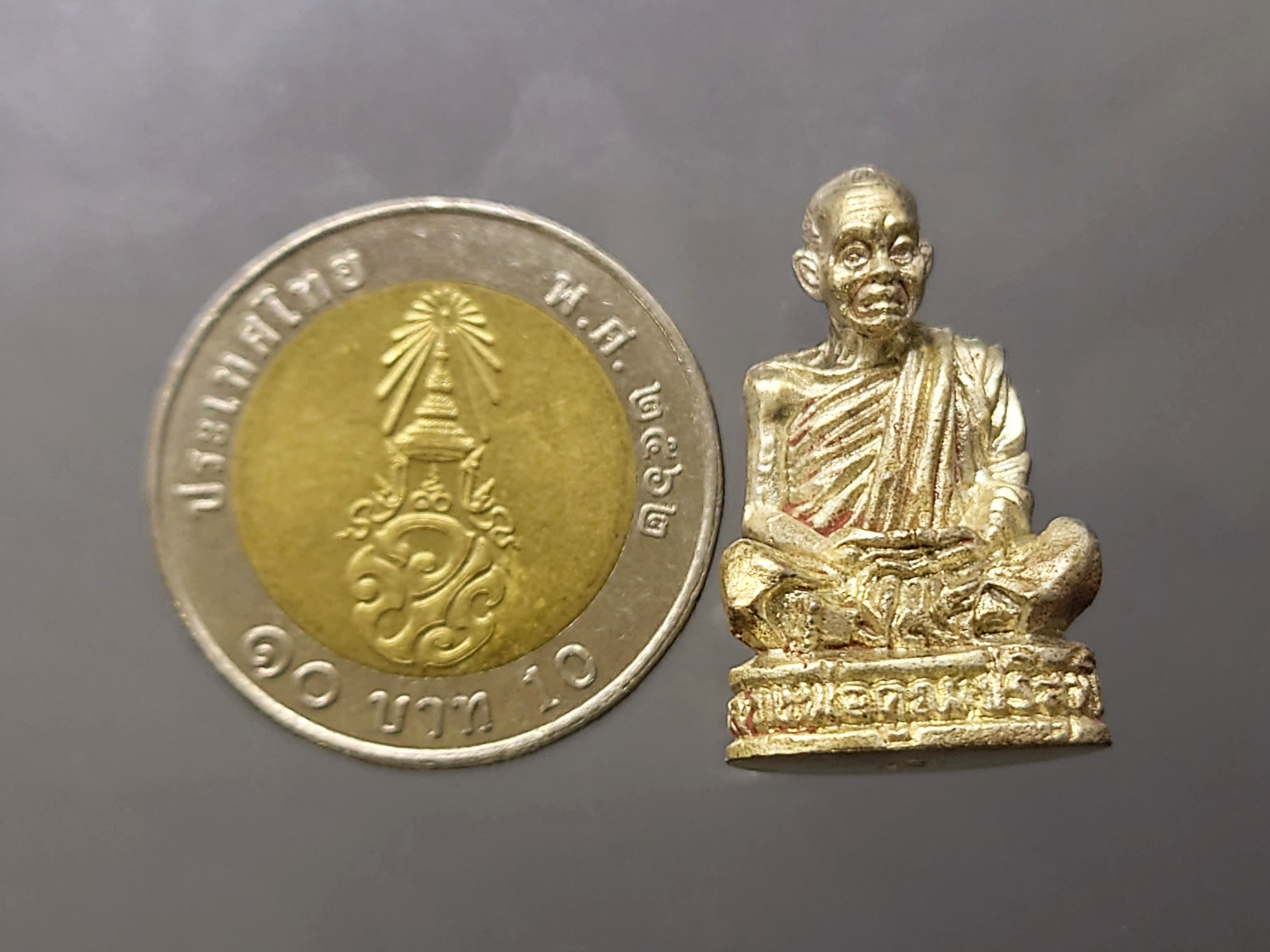 หลวงพ่อคูณ ปริสุทโธ เนื้อเงิน ขนาดสูง 2.6 ซ.ม.รุ่นเมตตามหานิยม วัดบ้านไร่ ปี2536 พร้อมตลับเดิม ประกันแท้