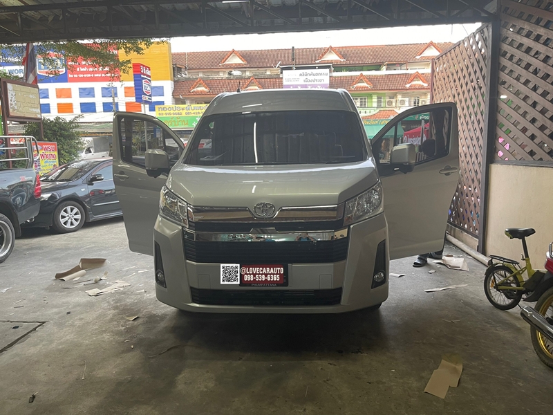 พรมกระดุม Toyota Commuter 2022 ภายในดัดแปลง กระดุมเล็กสีครีม