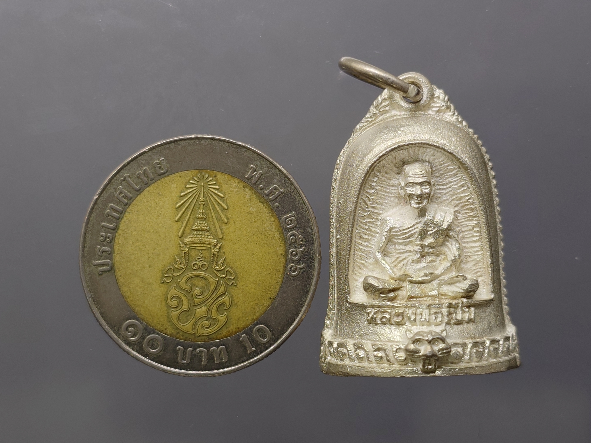 หลวงพ่อเปิ่น รุ่นมีสุข หล่อระฆังครึ่งซีก เนื้อเงิน วัดบางพระ จ.นครปฐม ปี 2535 พร้อมตลับเดิม แท้ทันหลวงพ่อ