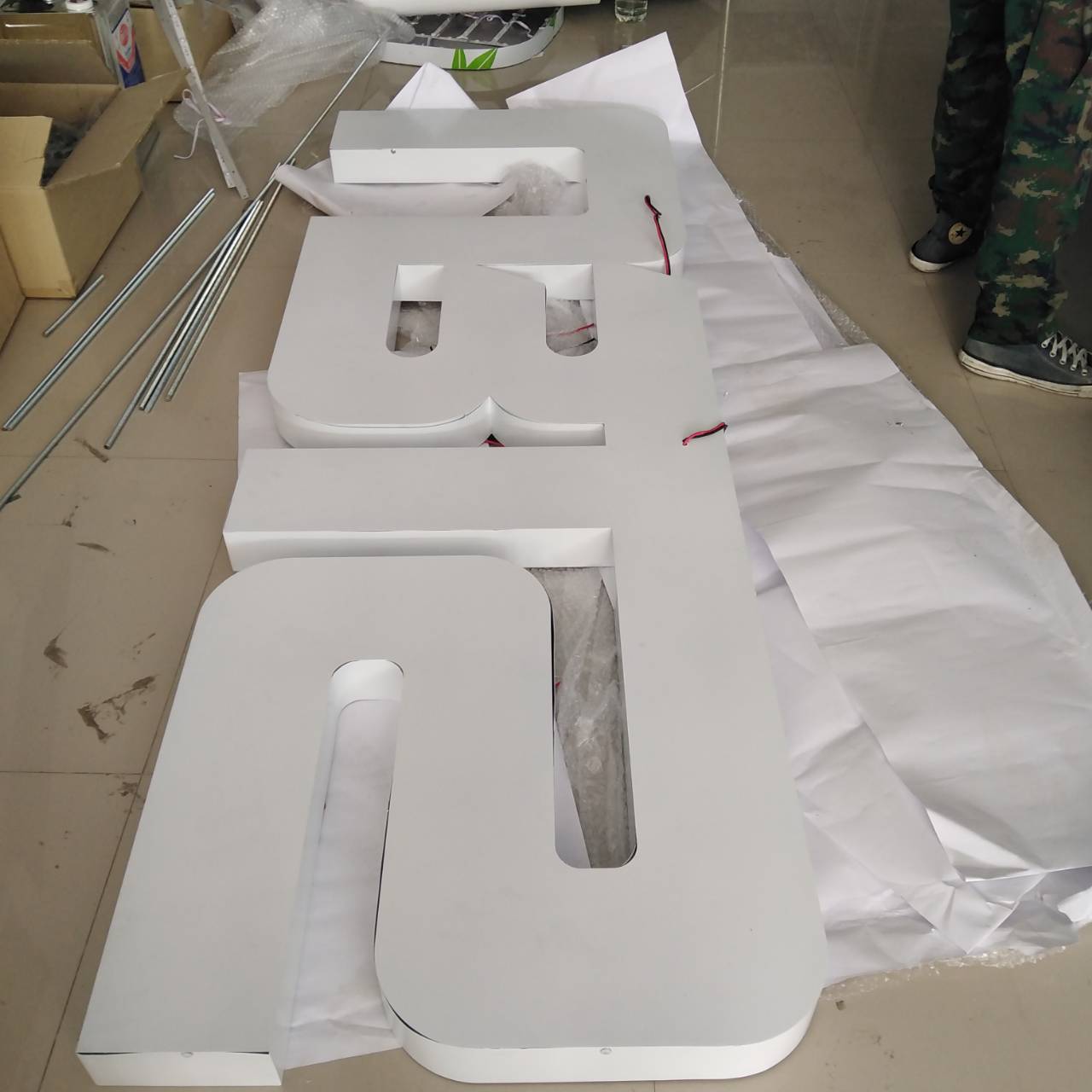 งานUBIS ป้ายไฟแอลอีดีตัวอักษรออกหน้าขอบอลูมิเนียมสีขาว