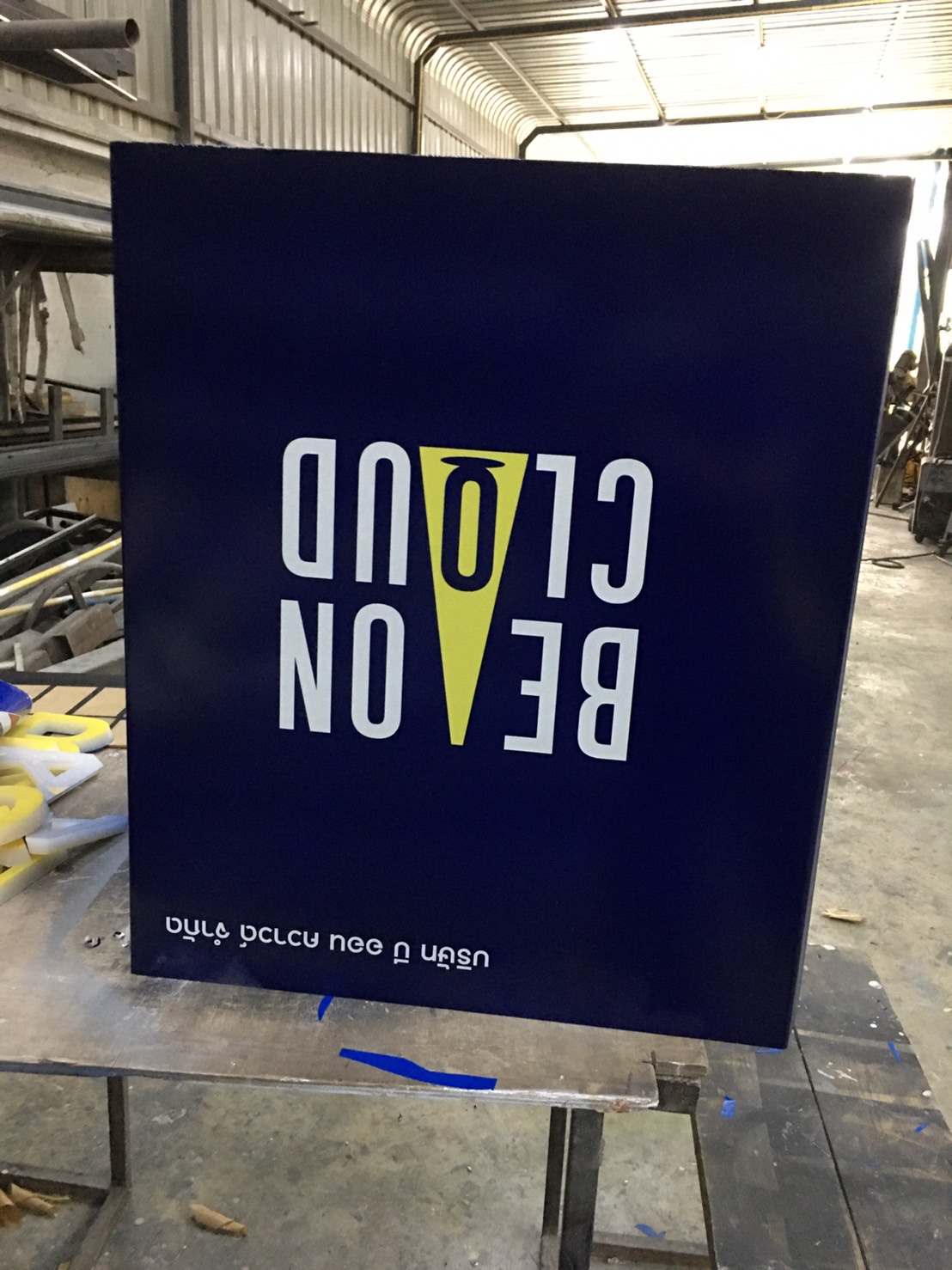 ป้ายเหล็กสามเหลี่ยมติดผนัง งานBEONCLOUND