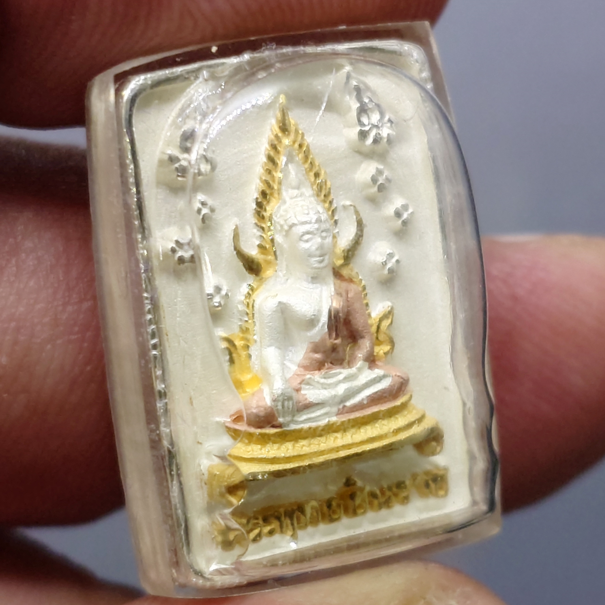 พระพุทธชินราช พิมพ์สี่เหลี่ยม รุ่นเฉลิมพระเกียรติ หลัง ส.ธ. เนื้อเงิน 99.99% ชุบสามกษัตริย์ มูลนิธิสิรินธรราชวิทยาลัย สร้าง พุทธาภิเษก ณ มหาวิหารพระพุทธชินราช ปี2539 พร้อมกล่องเดิม