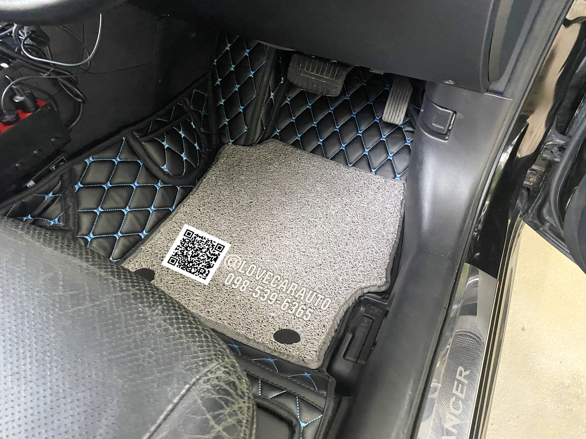 พรมปูพื้นรถยนต์ 7D Mitsubishi lancer EX สีดำด้ายฟ้า +ไวนิลเทา