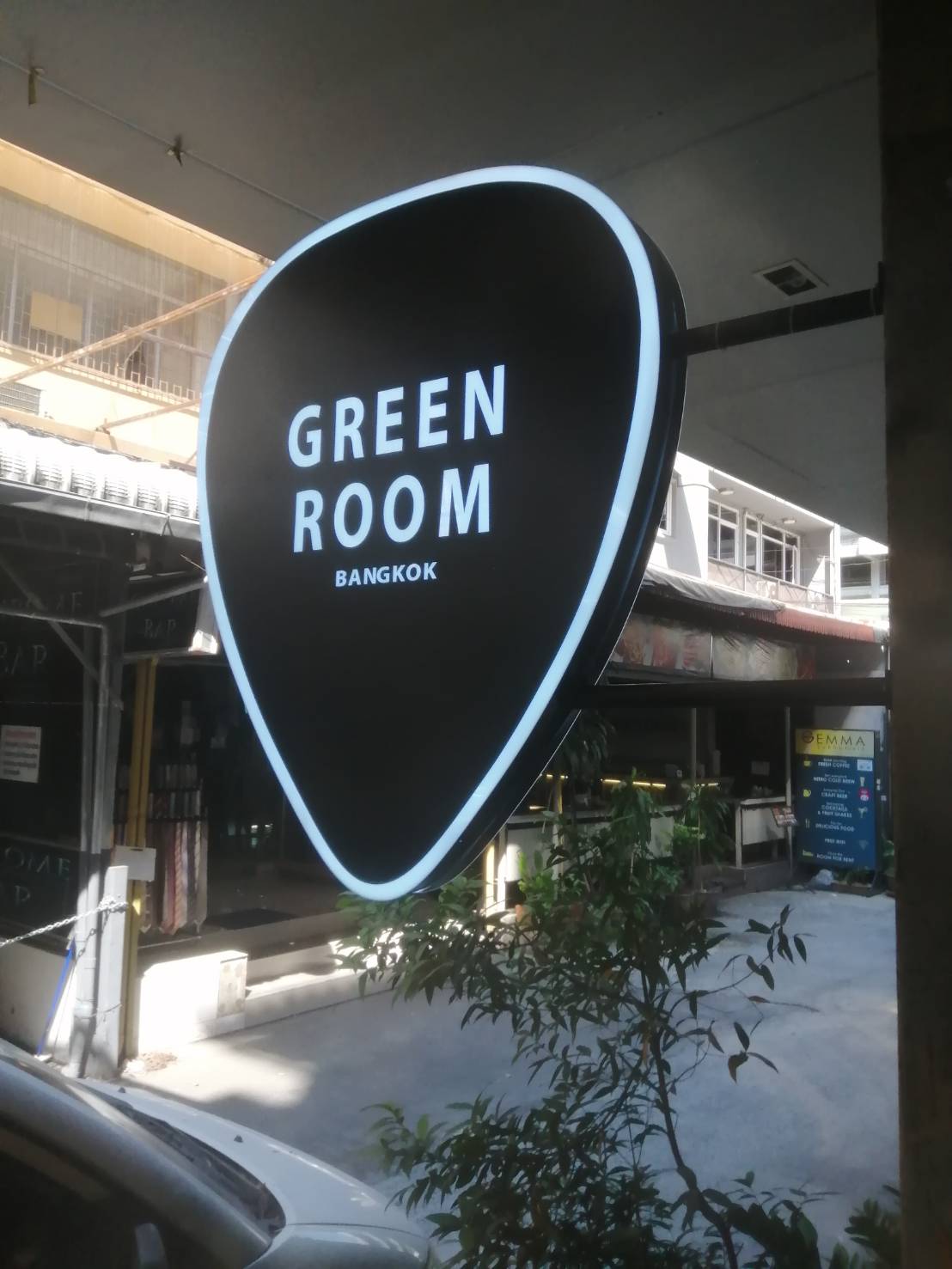 ป้ายกล่องไฟแอลอีดีขอบอลูมิเนียม2หน้า พร้อมขายื่น งานป้ายGREEN ROOM BANGKOK