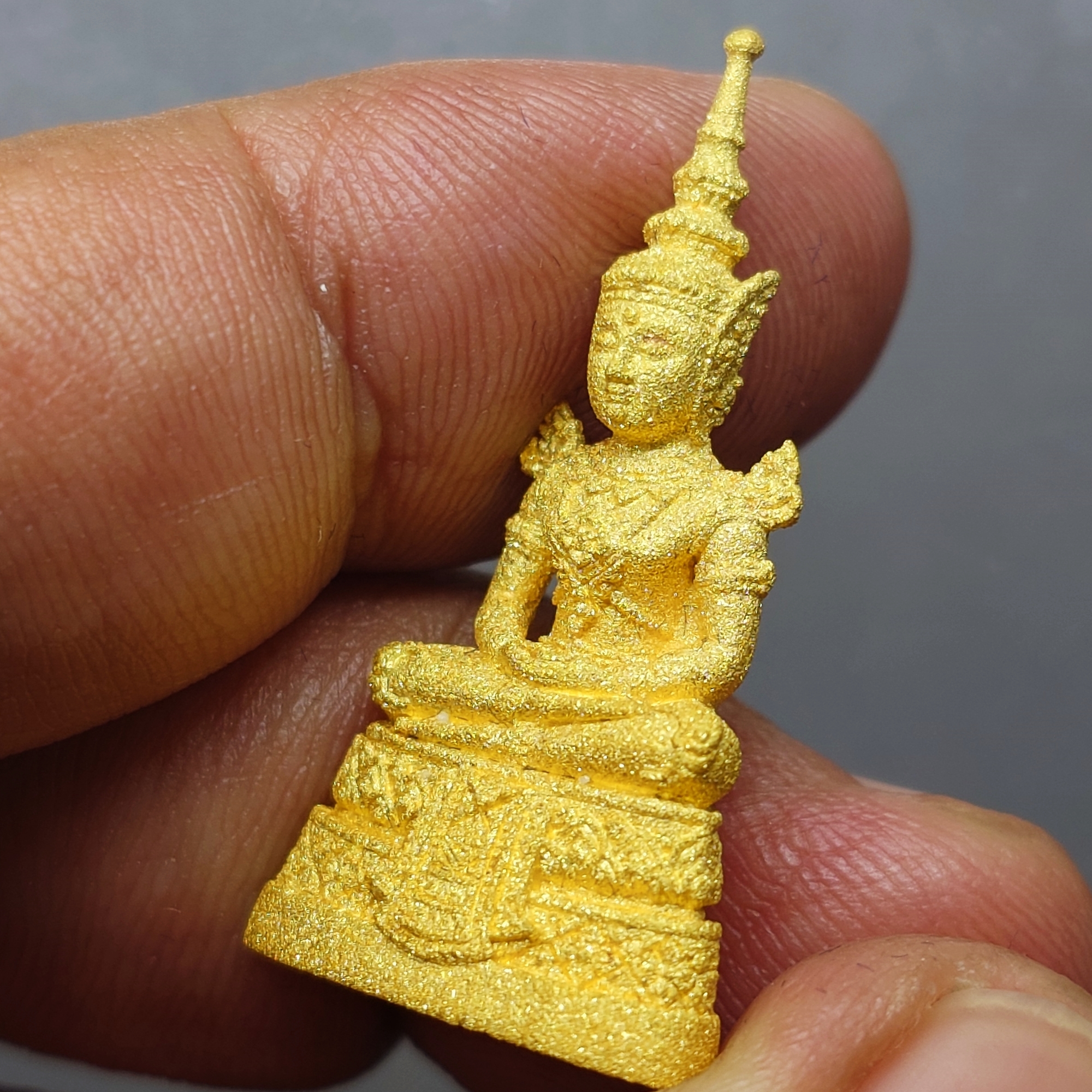 พระพุทธมหามณีรัตนปฏิมากร (พระแก้วมรกต) เนื้อทองคำ 99.99 % กรมสรรพสามิต ครบรอบ 64 ปี พ.ศ.2539 พร้อมกล่องเดิม และการ์ด