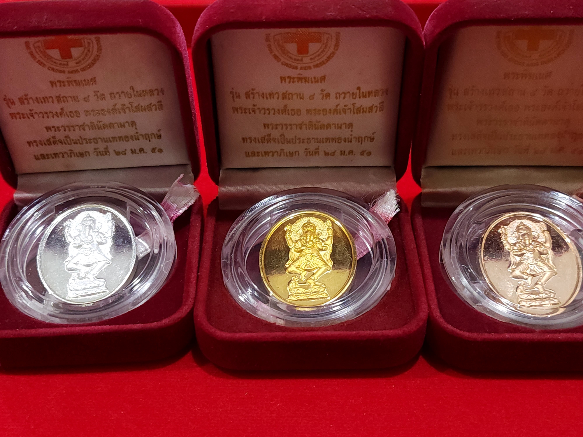 เหรียญพระพิฆเนศ หลังอัสตะวินายะกาทั้ง 8 รุ่นสร้างเทวสถาน 8 วัด สภากาชาดไทย พร้อมกล่องเดิม