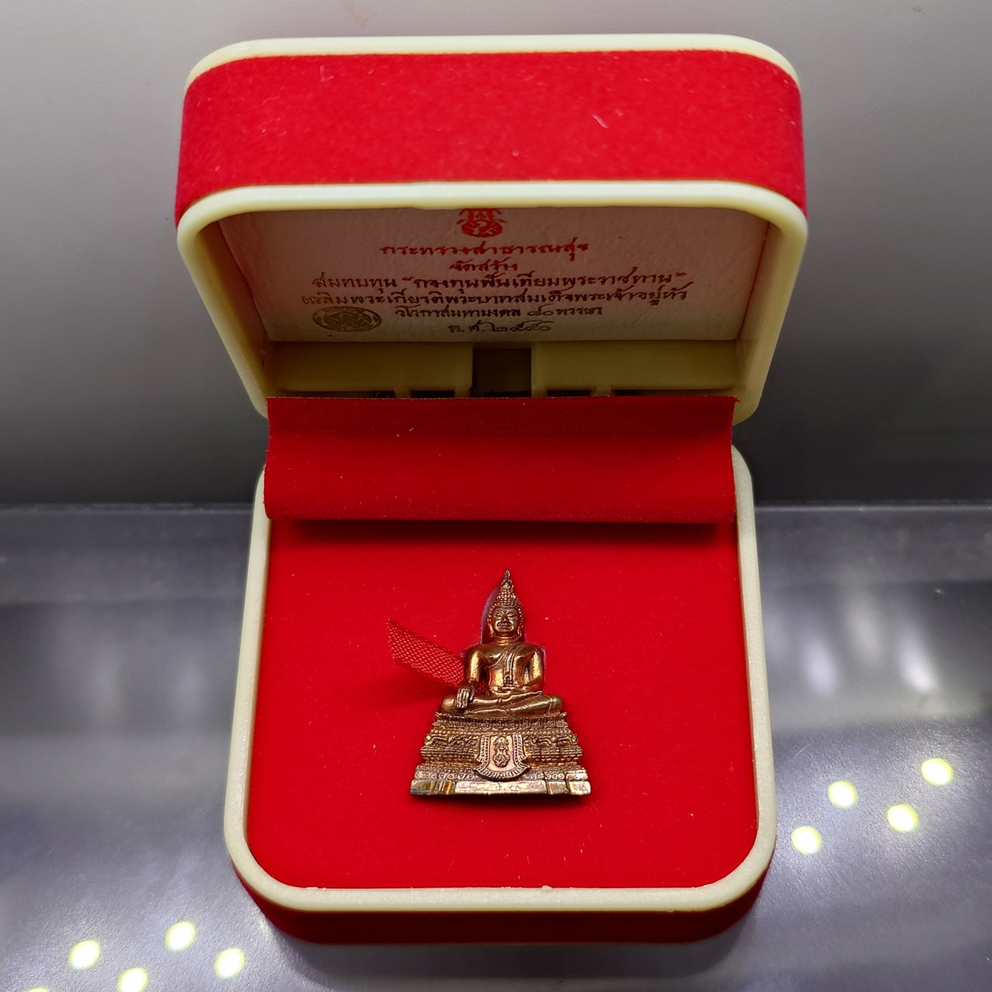 พระกริ่งพระพุทธชินสีห์ ภ.ป.ร. เนื้อทองแดง กองทุนฟันเทียมพระราชทาน เฉลิมพระเกียรติ 80 พรรษา รัชกาลที่9 พ.ศ.2550 พร้อมกล่องเดิม