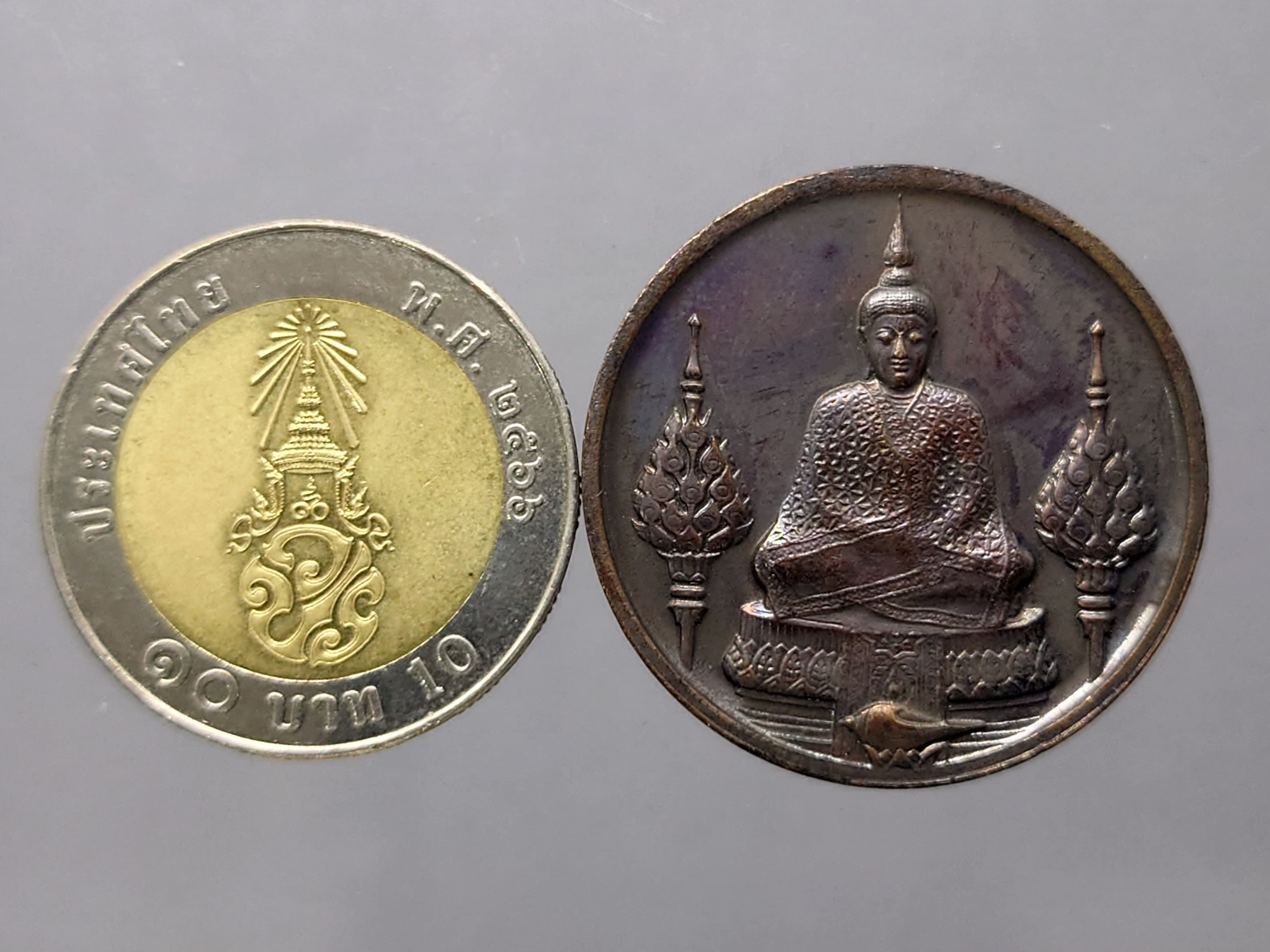 เหรียญพระแก้วมรกต ภปร รุ่นแรก ทรงเครื่องฤดูหนาว เนื้อทองแดงรมดำ ฉลองกรุงรัตนโกสินทร์ 200 ปี พ.ศ.2525